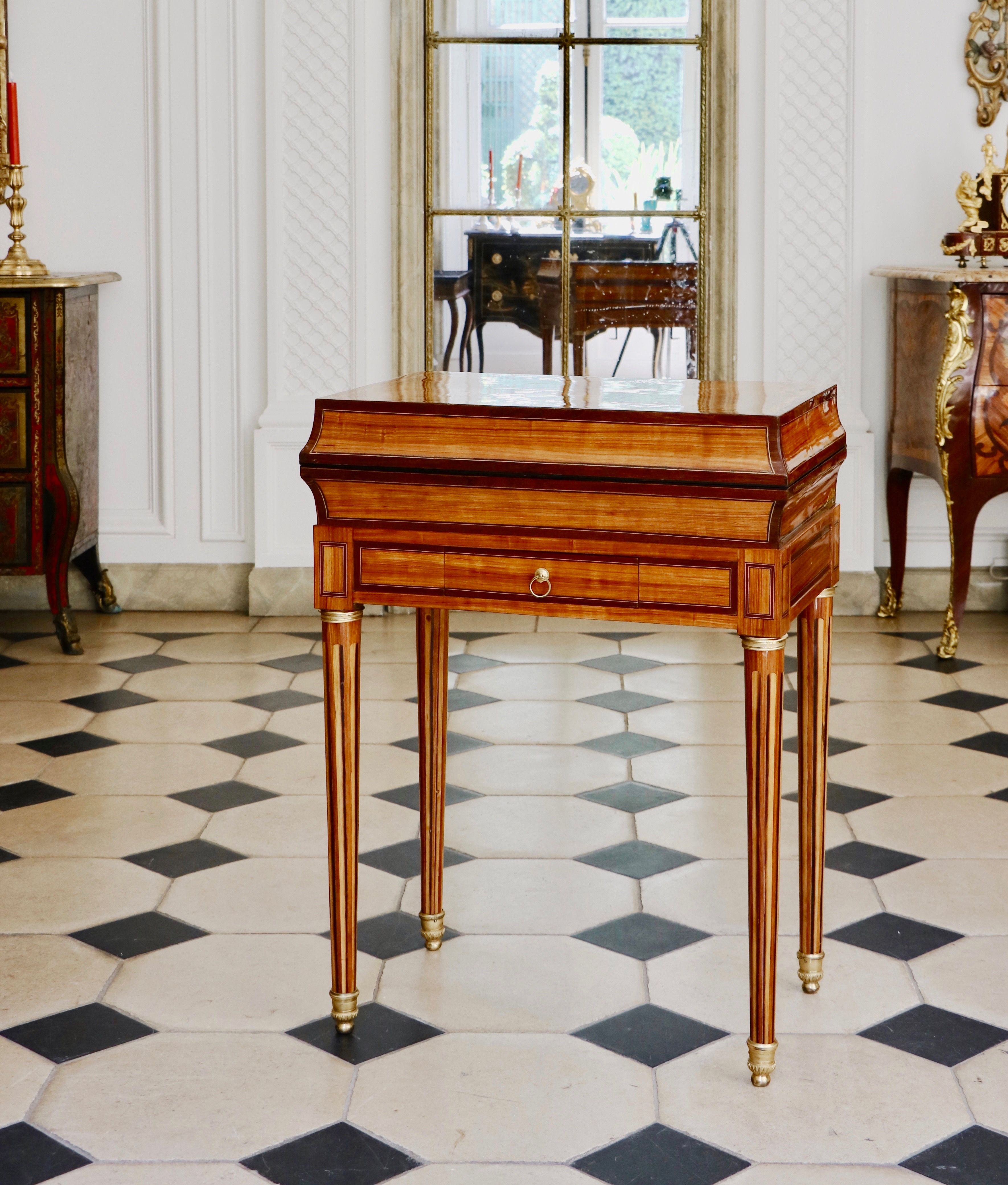 Rare table tric-trac estampillée Avril