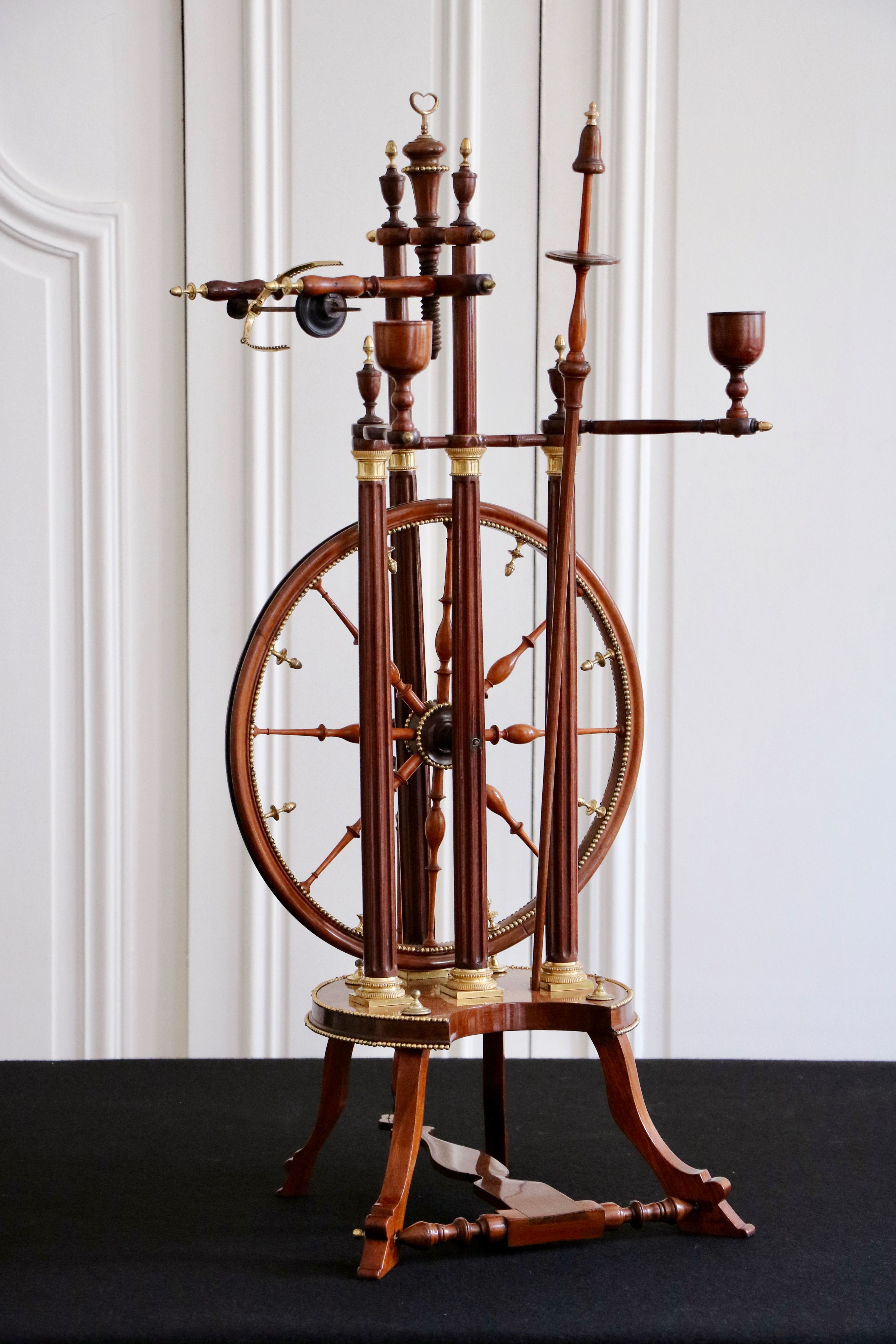 Rare rouet en acajou