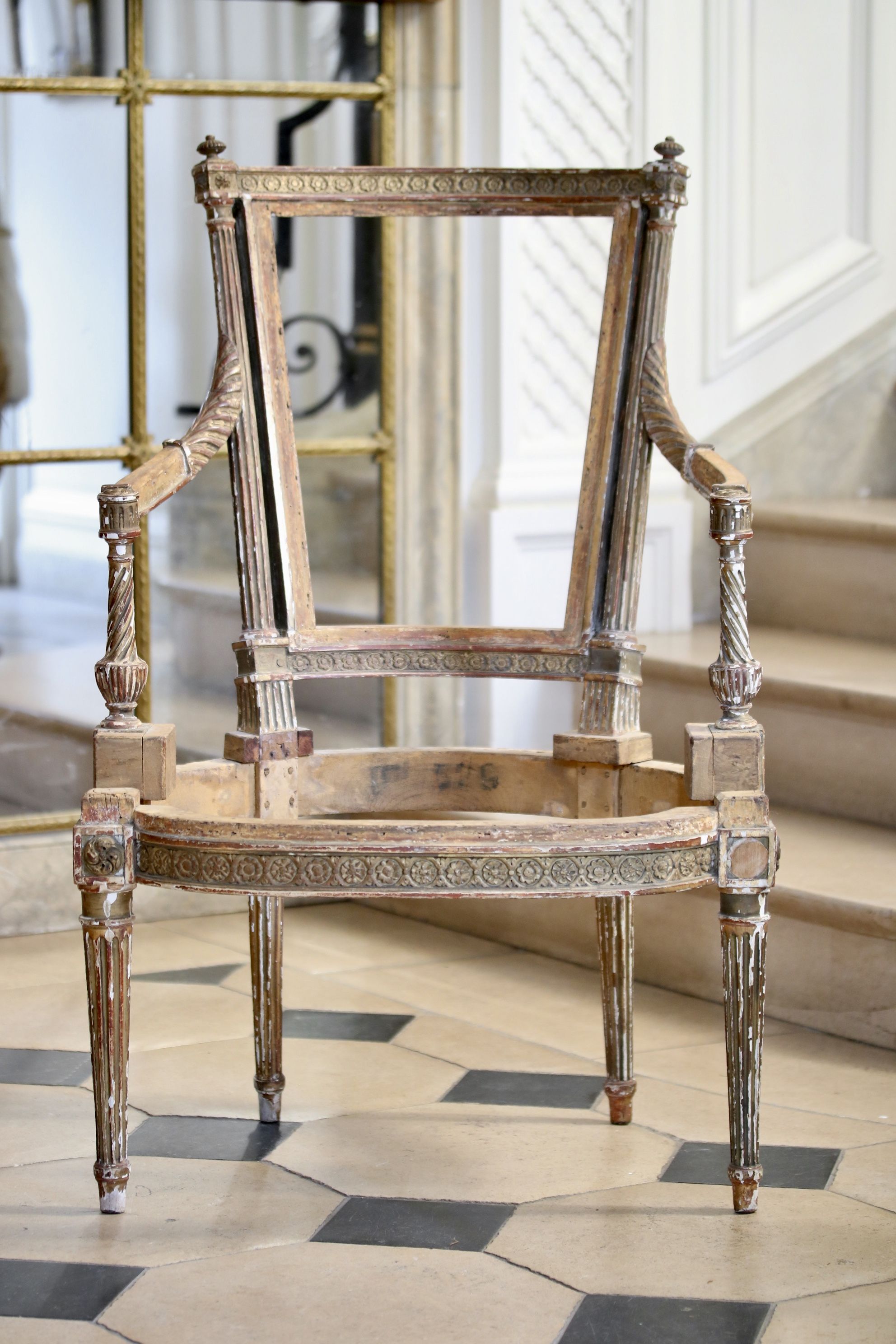 Fauteuil en cabriolet en bois doré et sculpté