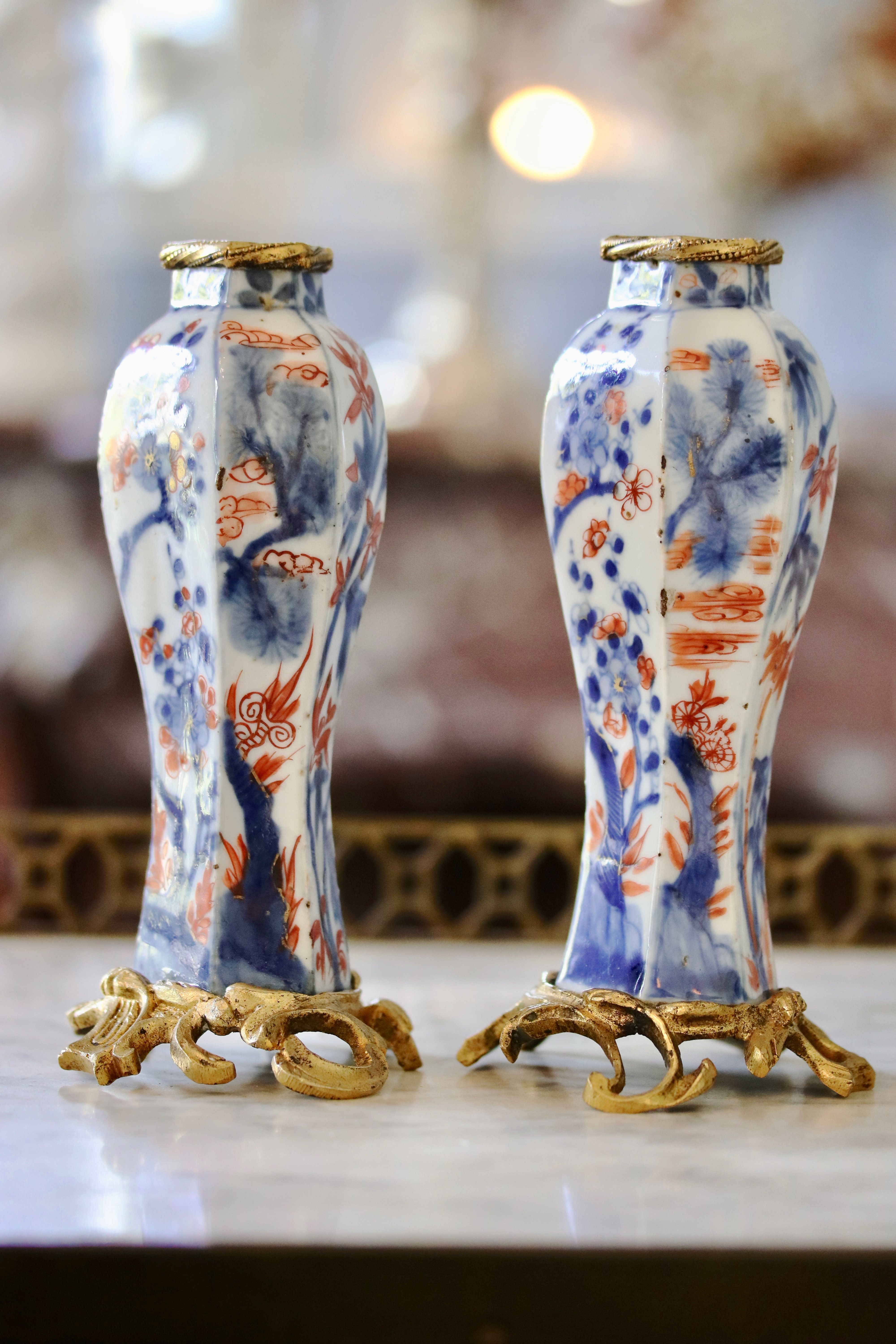 Paire de petits vases chinois montés