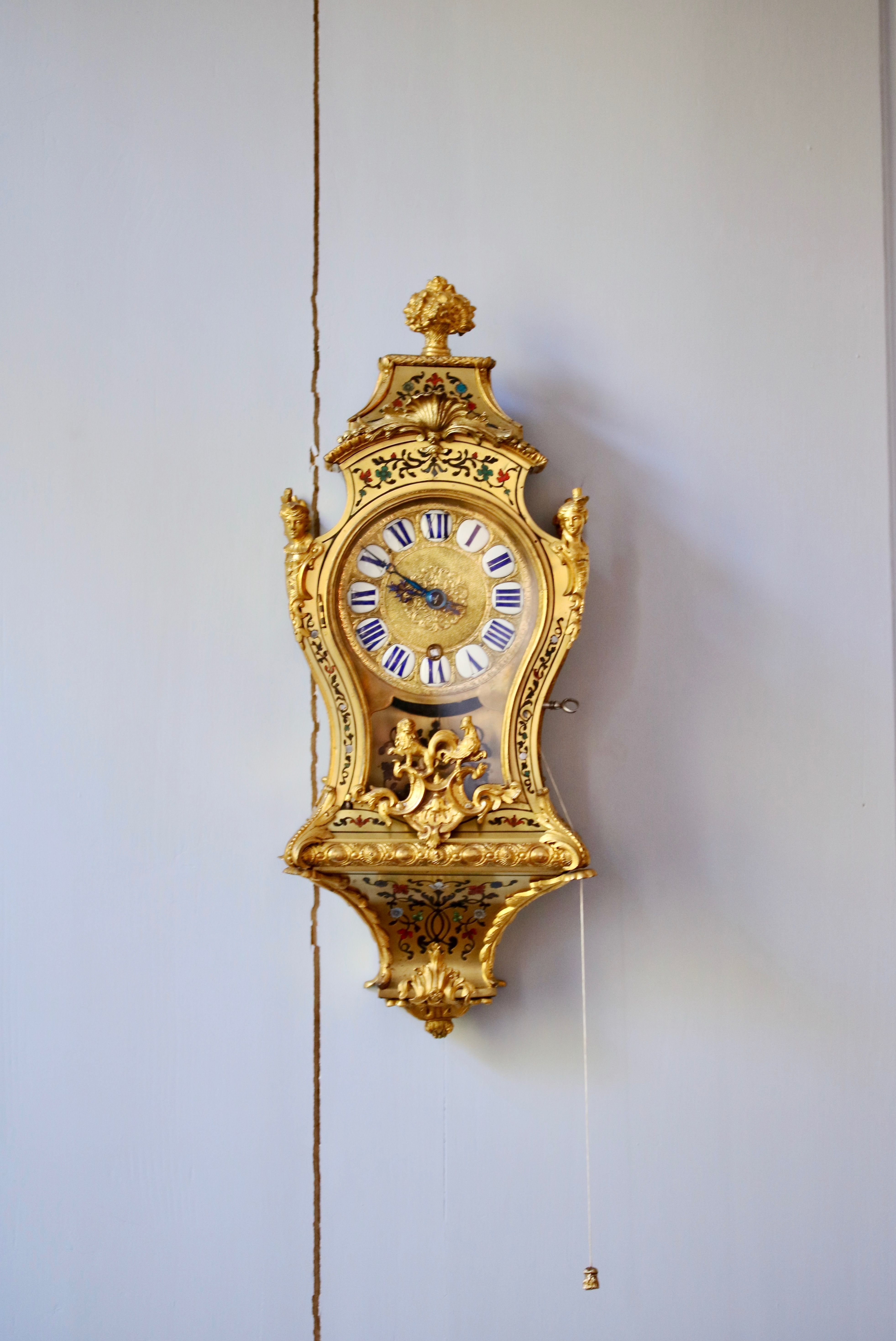 Un exceptionnel cartel d’alcôve en marqueterie de fleurs « aux cinq couleurs »