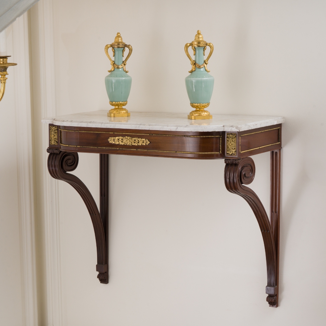 Paire de consoles estampilllées Schneider provenant du château de Saint-Cloud