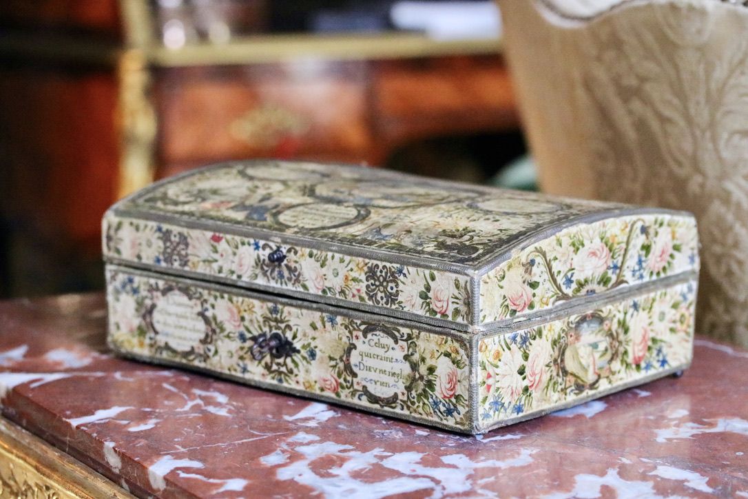 Rare boîte recouverte de vélin peint