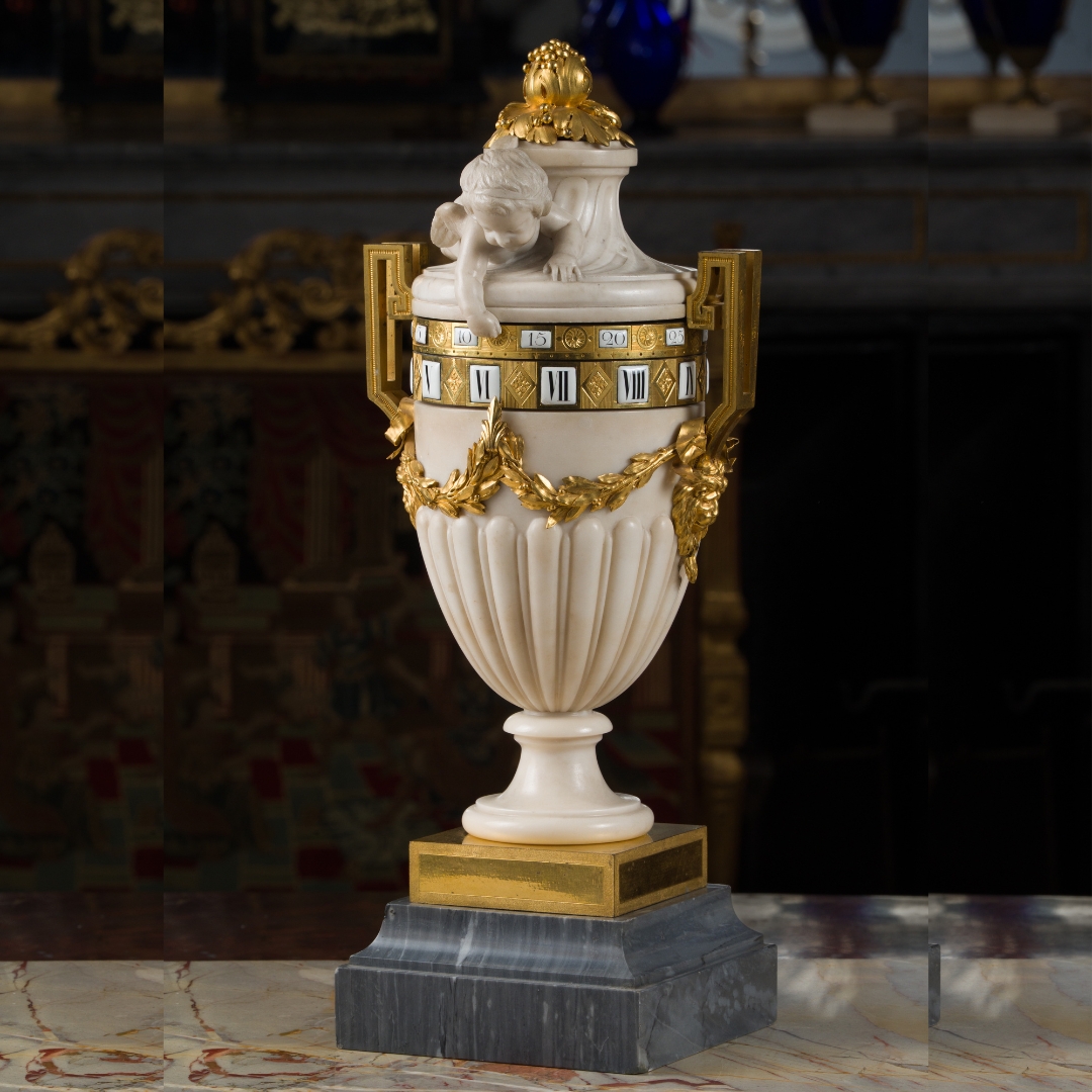 Pendule à cercles tournants en marbres blanc, bleu turquin et bronze ciselé et doré