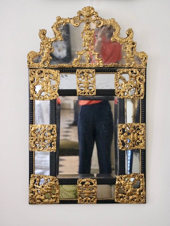 Miroir en laiton repoussé et en ébène