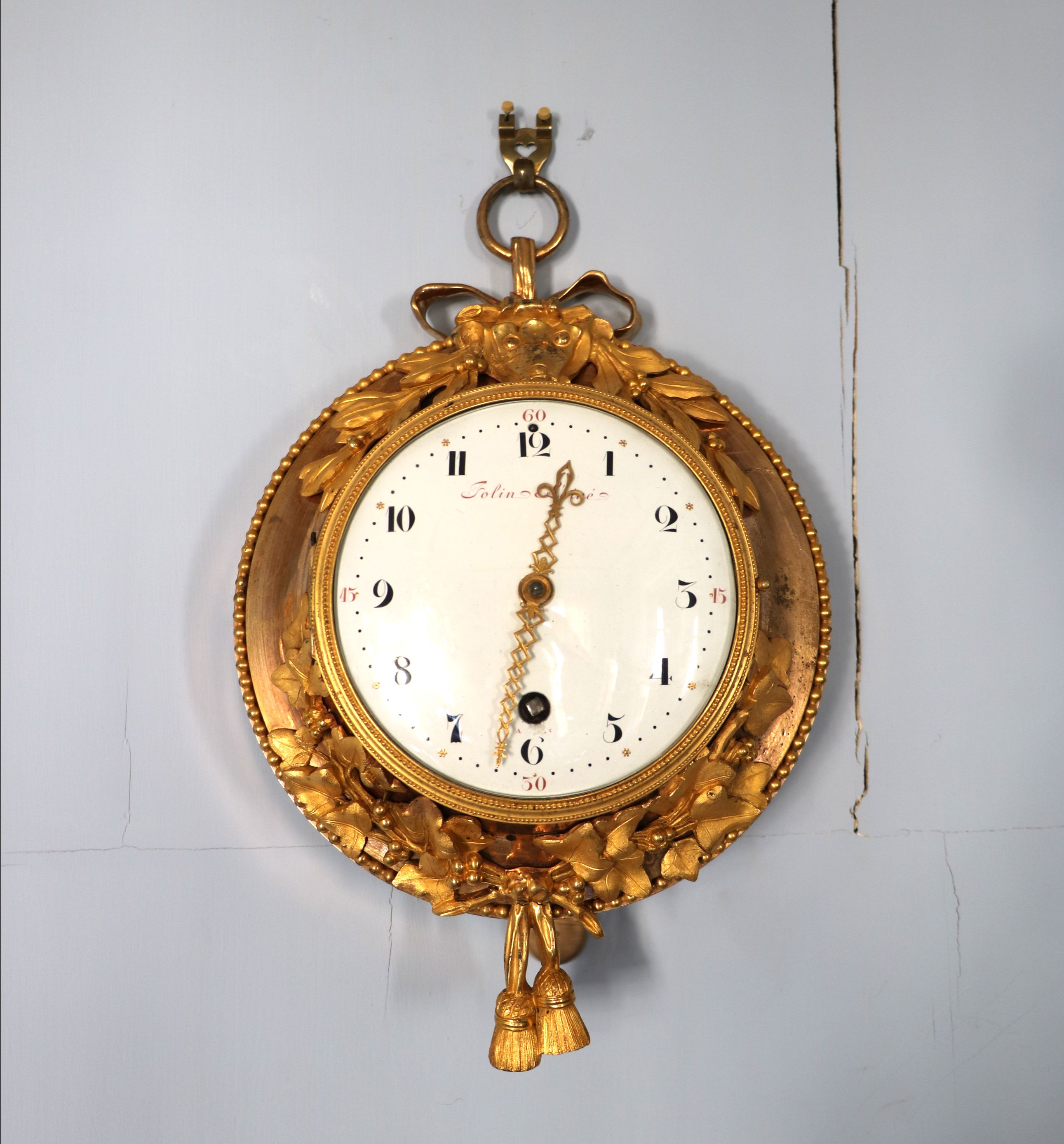 Pendule oeil de boeuf en bronze ciselé et doré