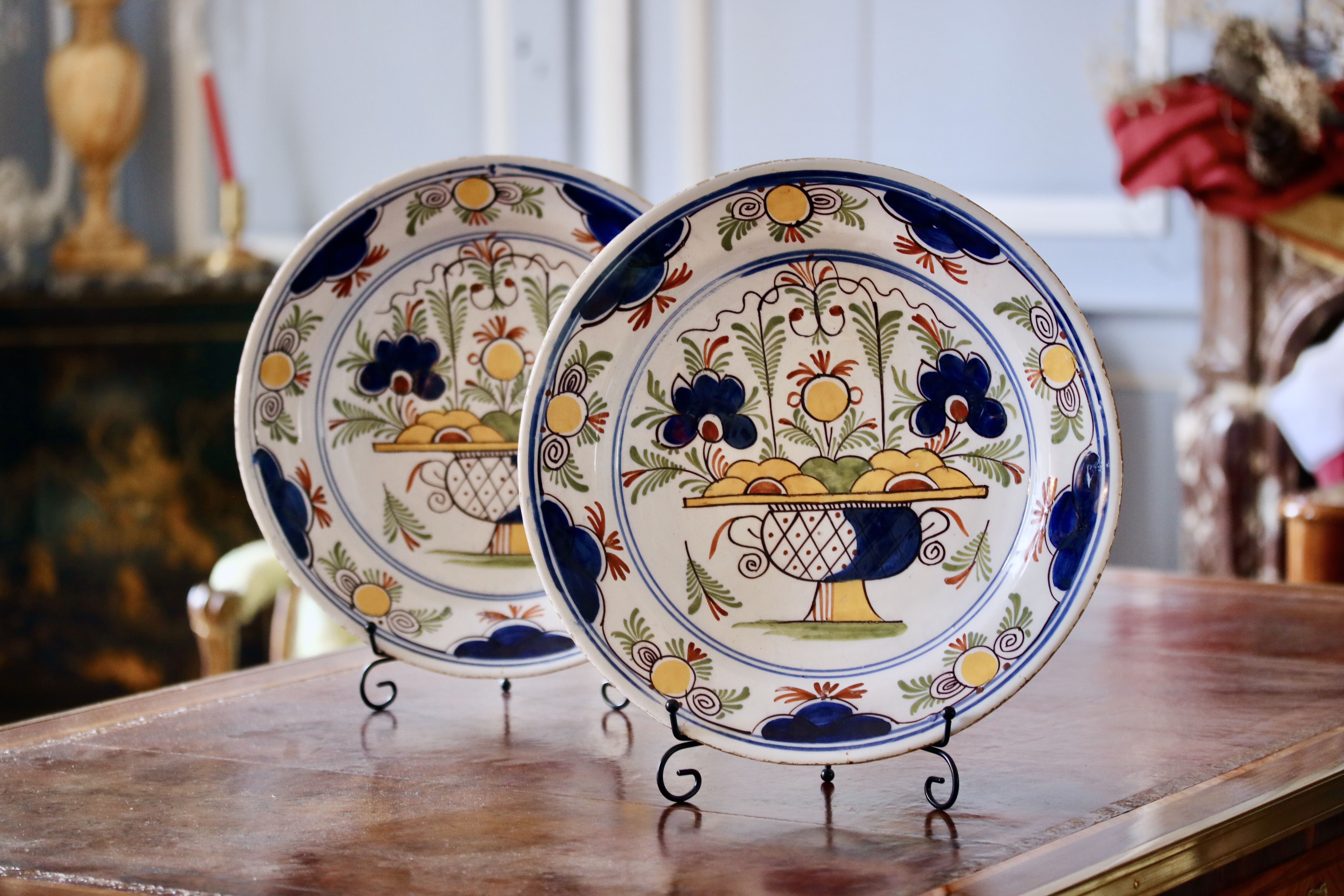 Paire de plats en faïence de Delft polychromes