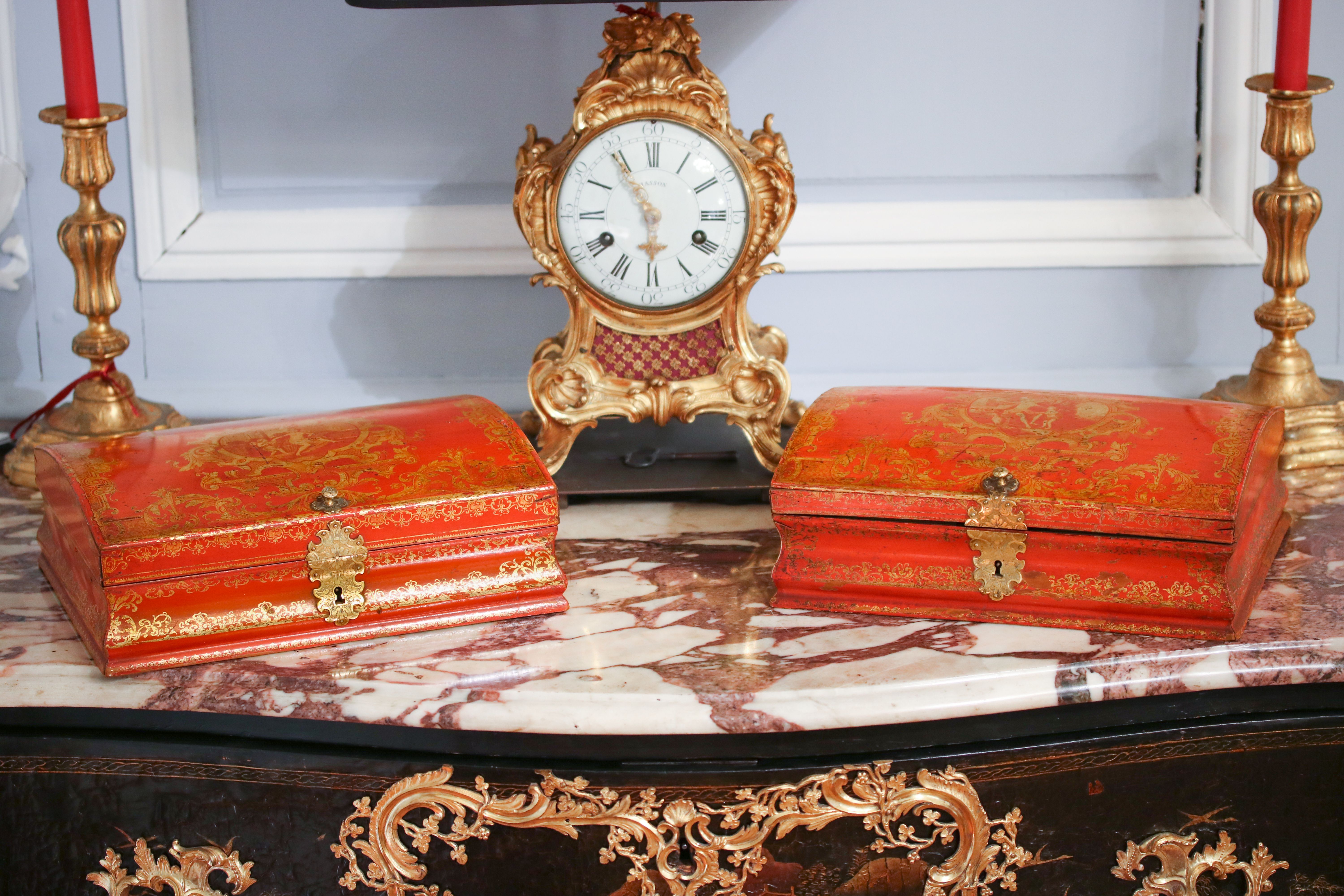 Très rare paire de boîtes de toilettes en vernis rouge et or 