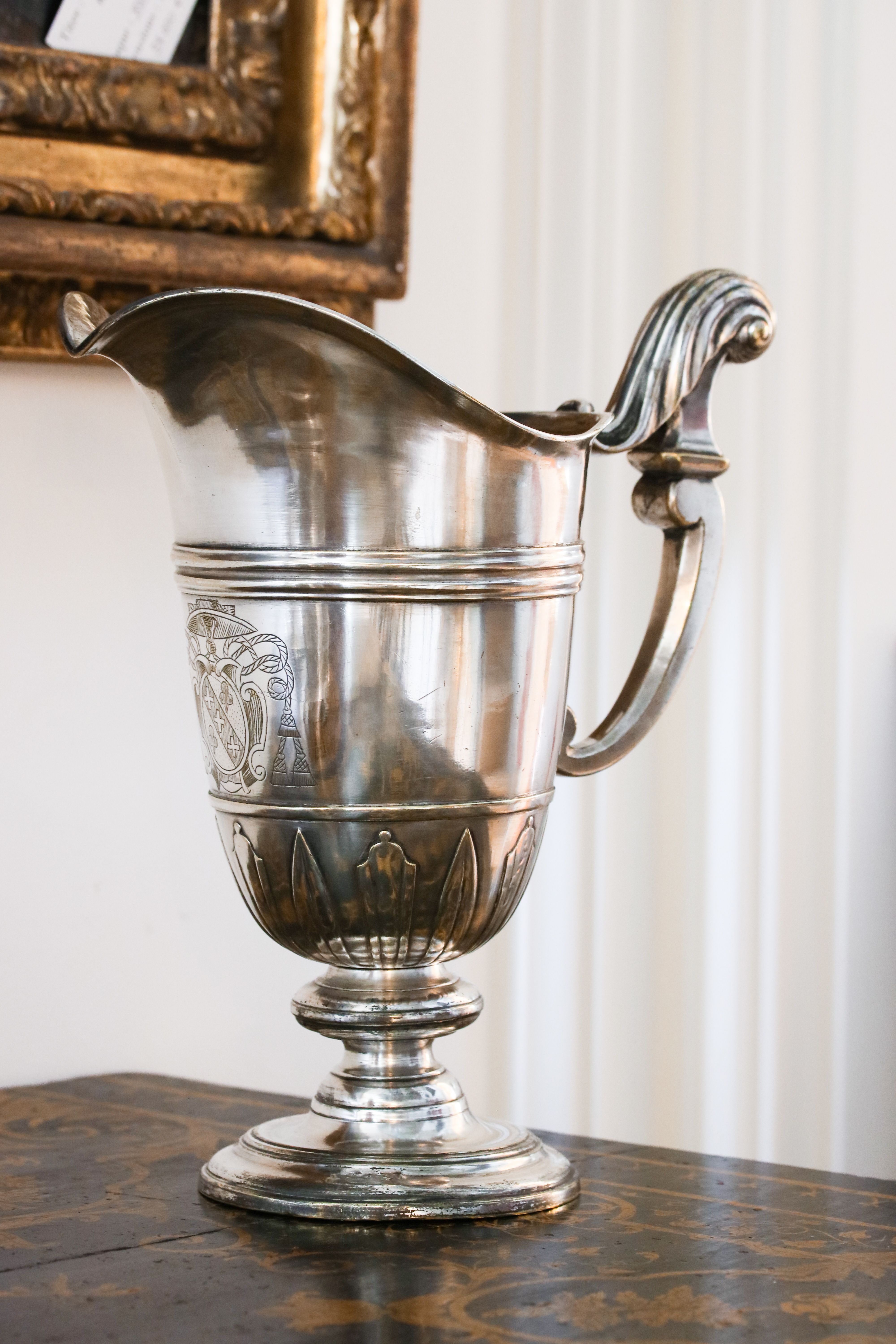 Aiguière armoriée en métal argenté