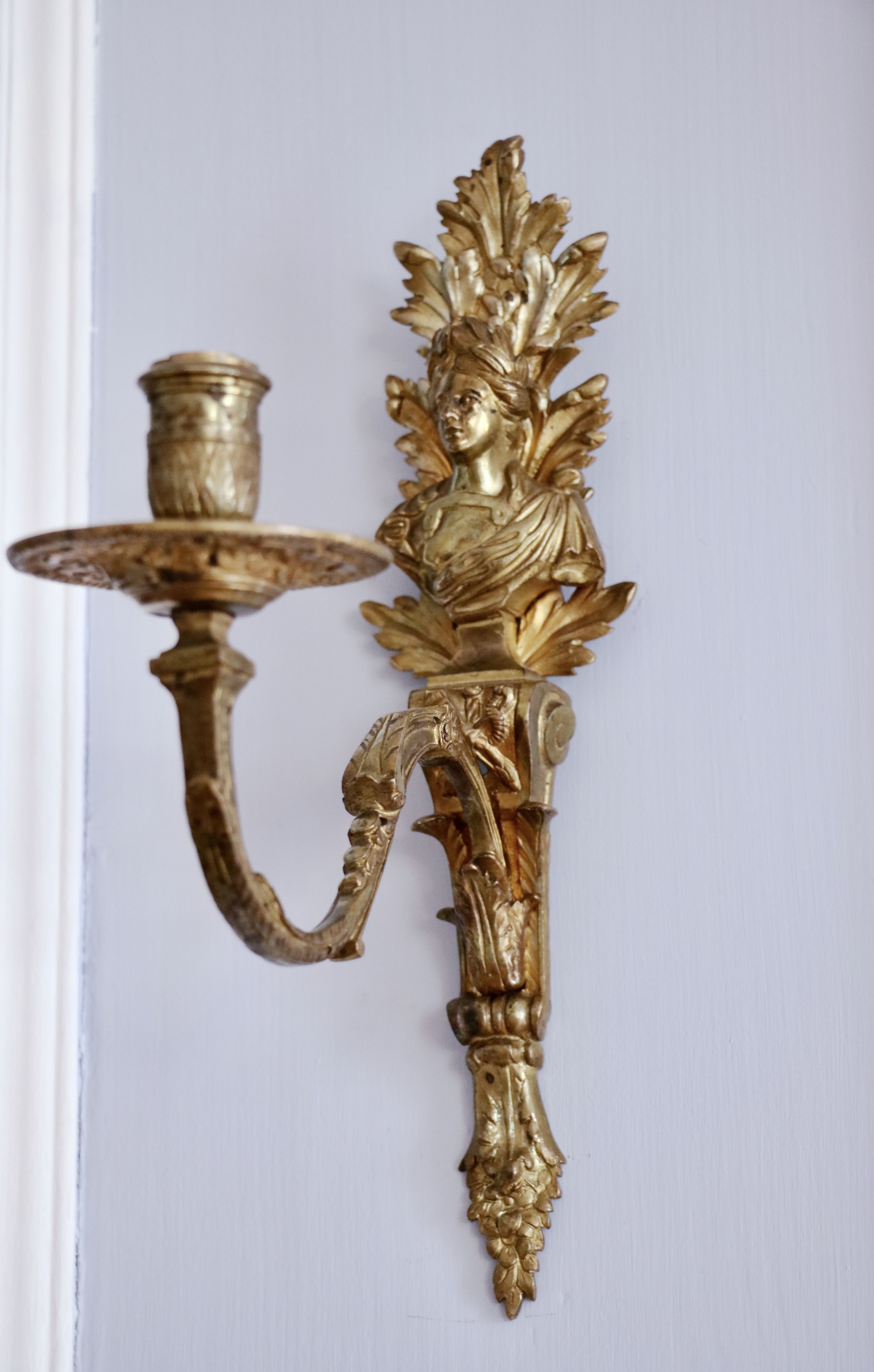 Paire d’appliques à un bras de lumière en bronze doré 