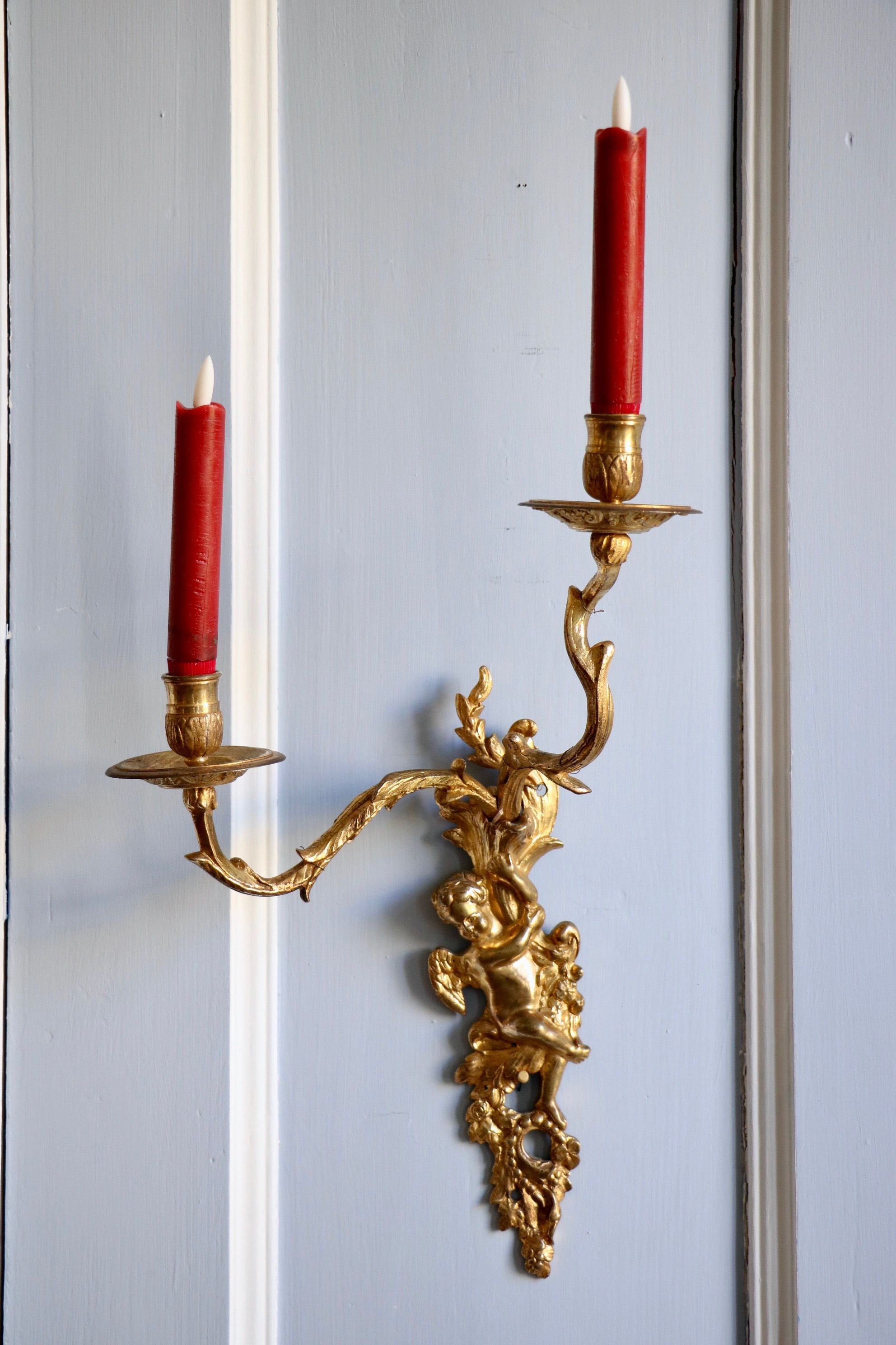 Paire d’appliques en bronze doré et ciselé à deux bras de lumière