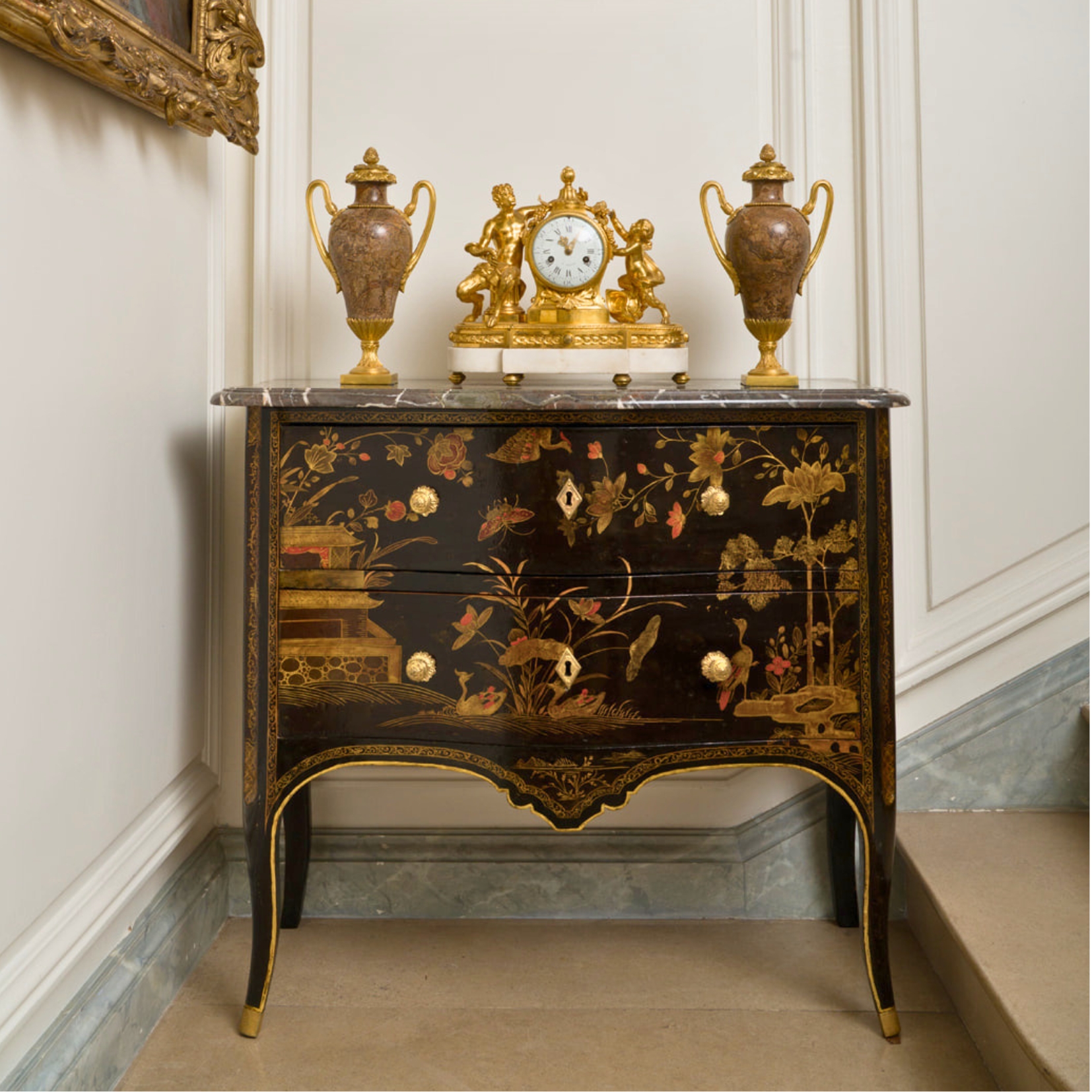 Commode sauteuse d’époque Louis XV, estampillée Delorme, laquée à la manière du japon
