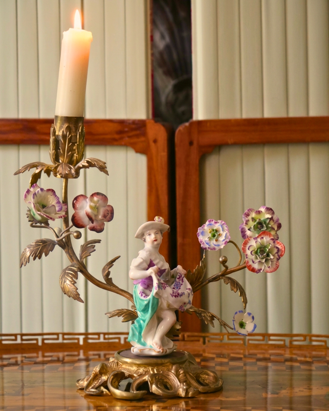 Bougeoir en porcelaine de Meissen Louis XV