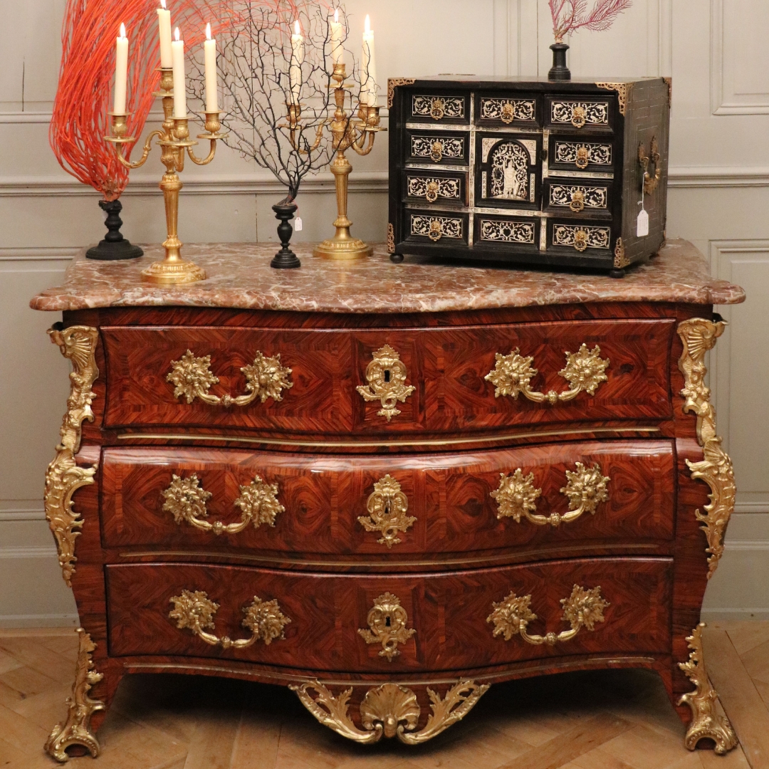 Commode tombeau d'époque Louis XV 