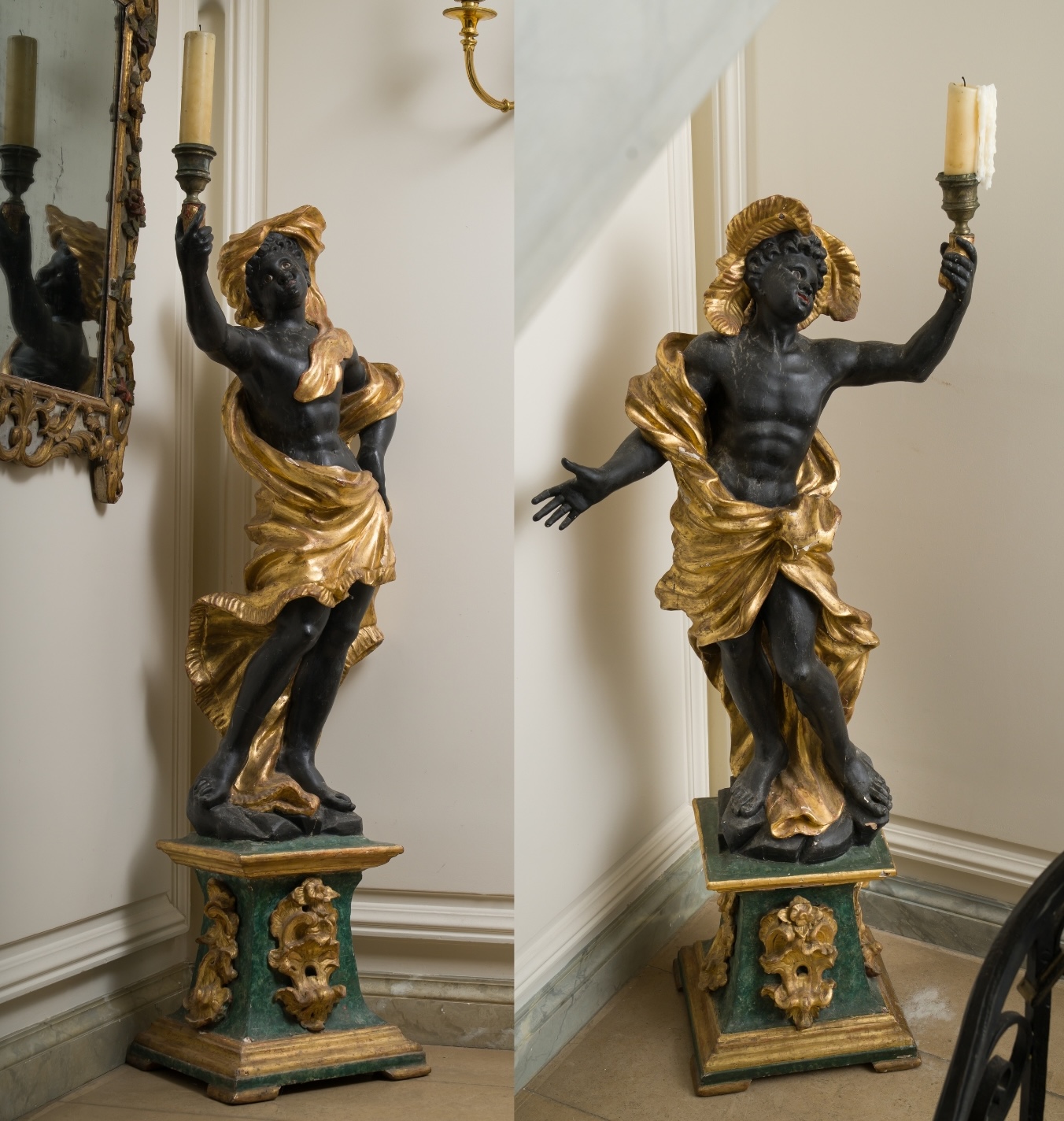 Grande paire de pics cierges en bois sculpté, doré et patiné