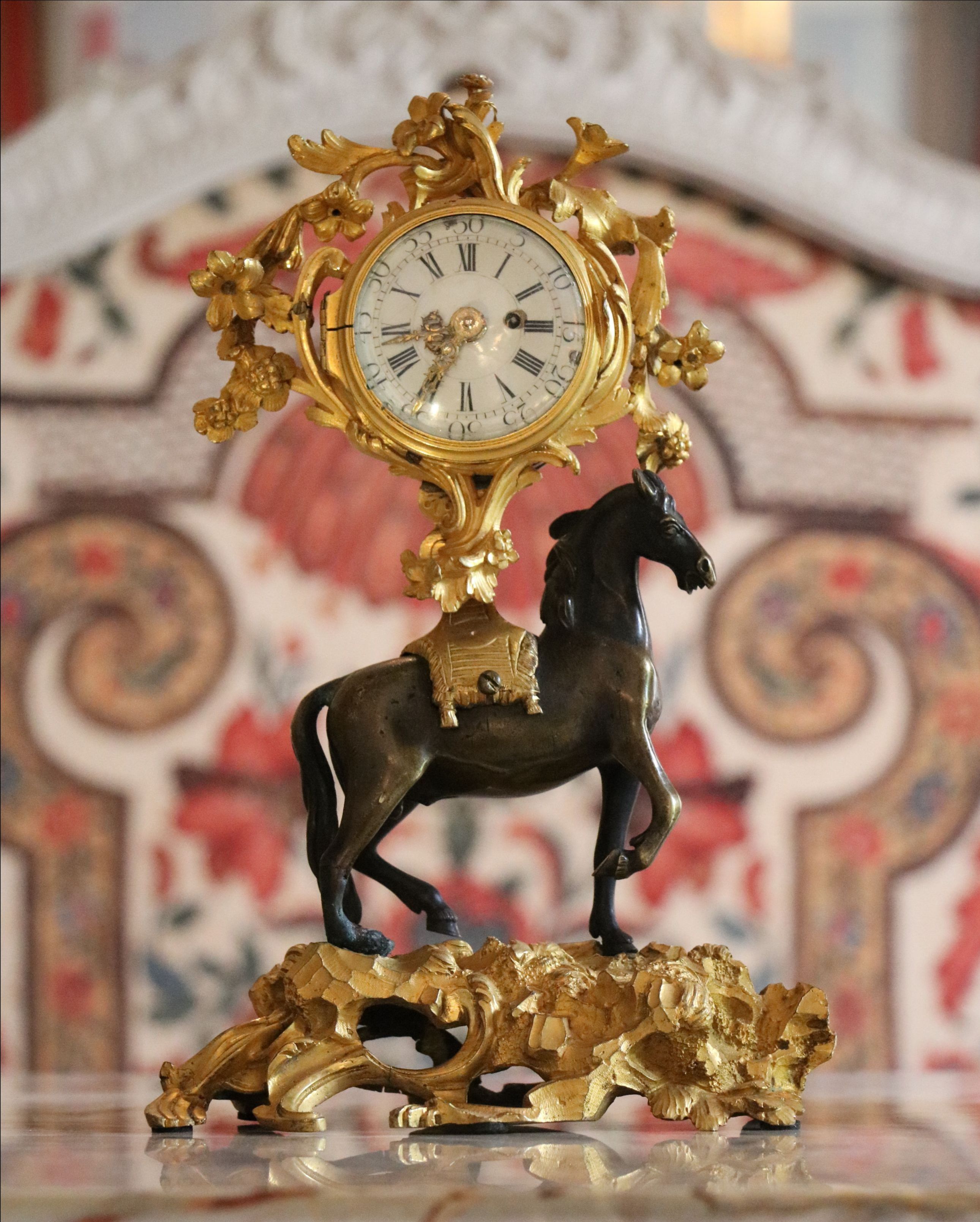 Pendule de table « au cheval », époque Louis XV, bronze ciselé et doré, et patiné