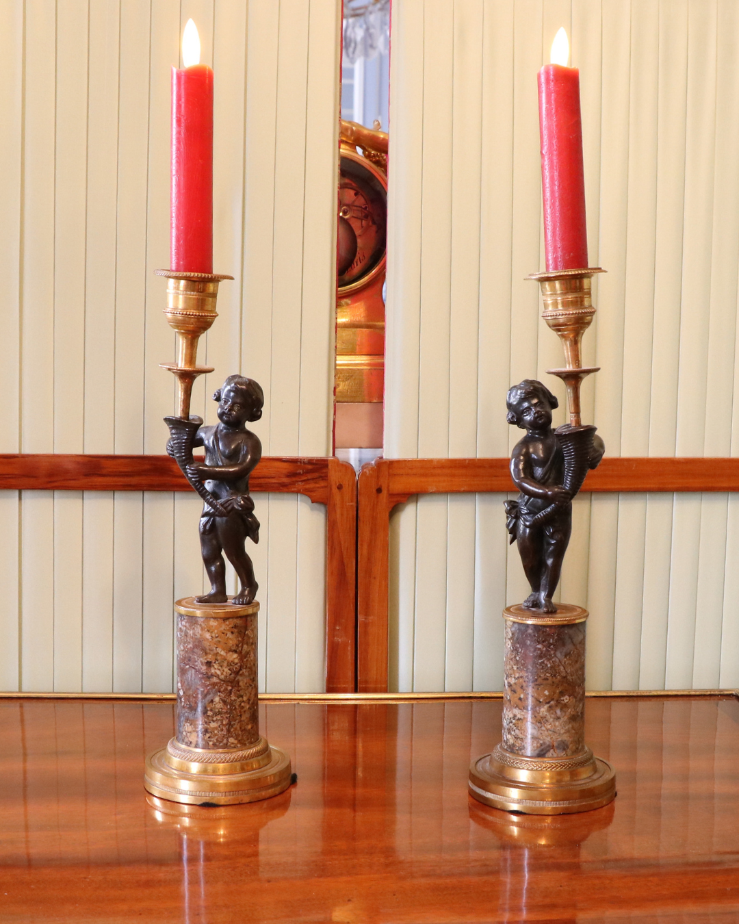 Paire de bougeoirs en bronze doré et en bronze patiné Louis XVI