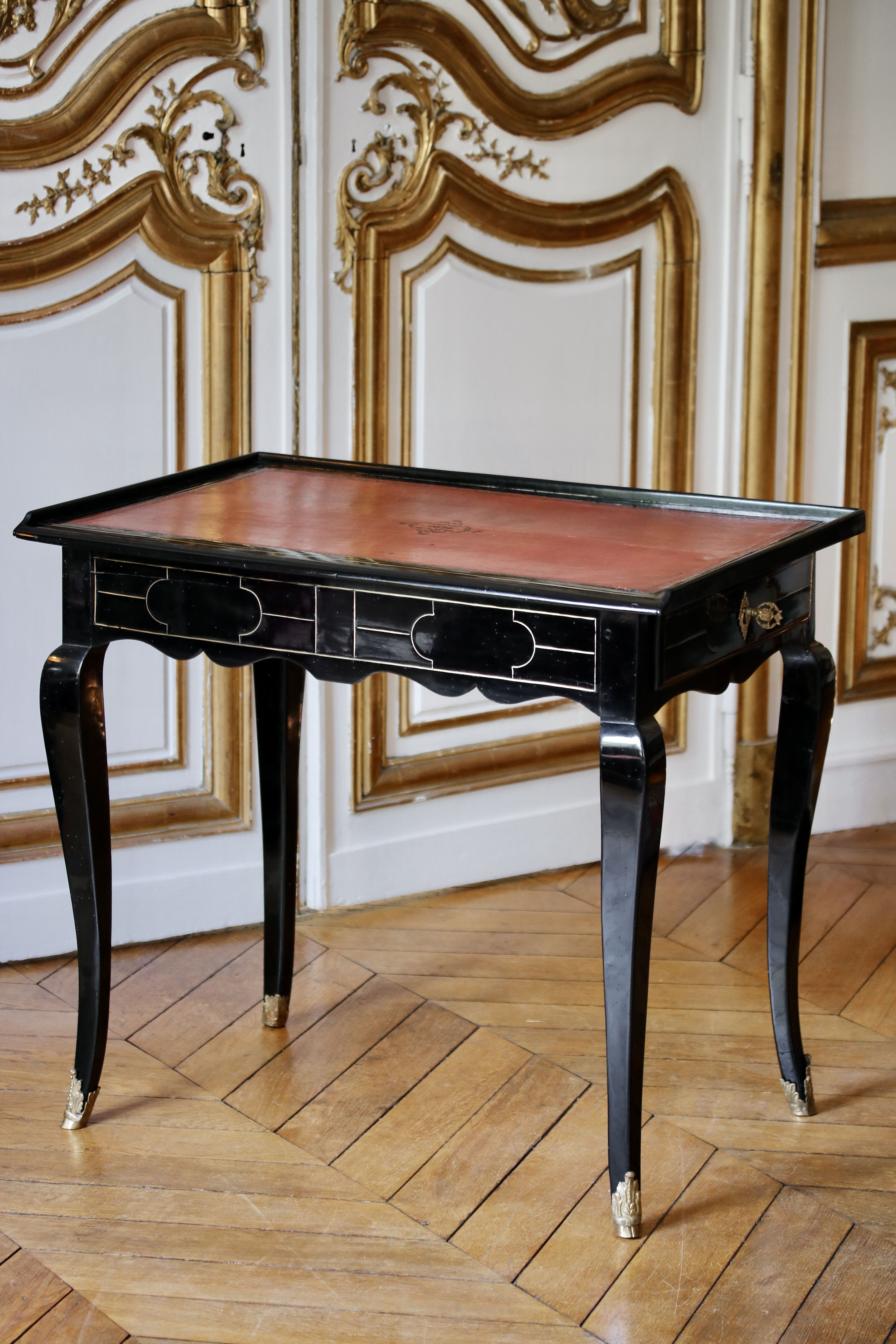 Petit bureau en bois noirci 