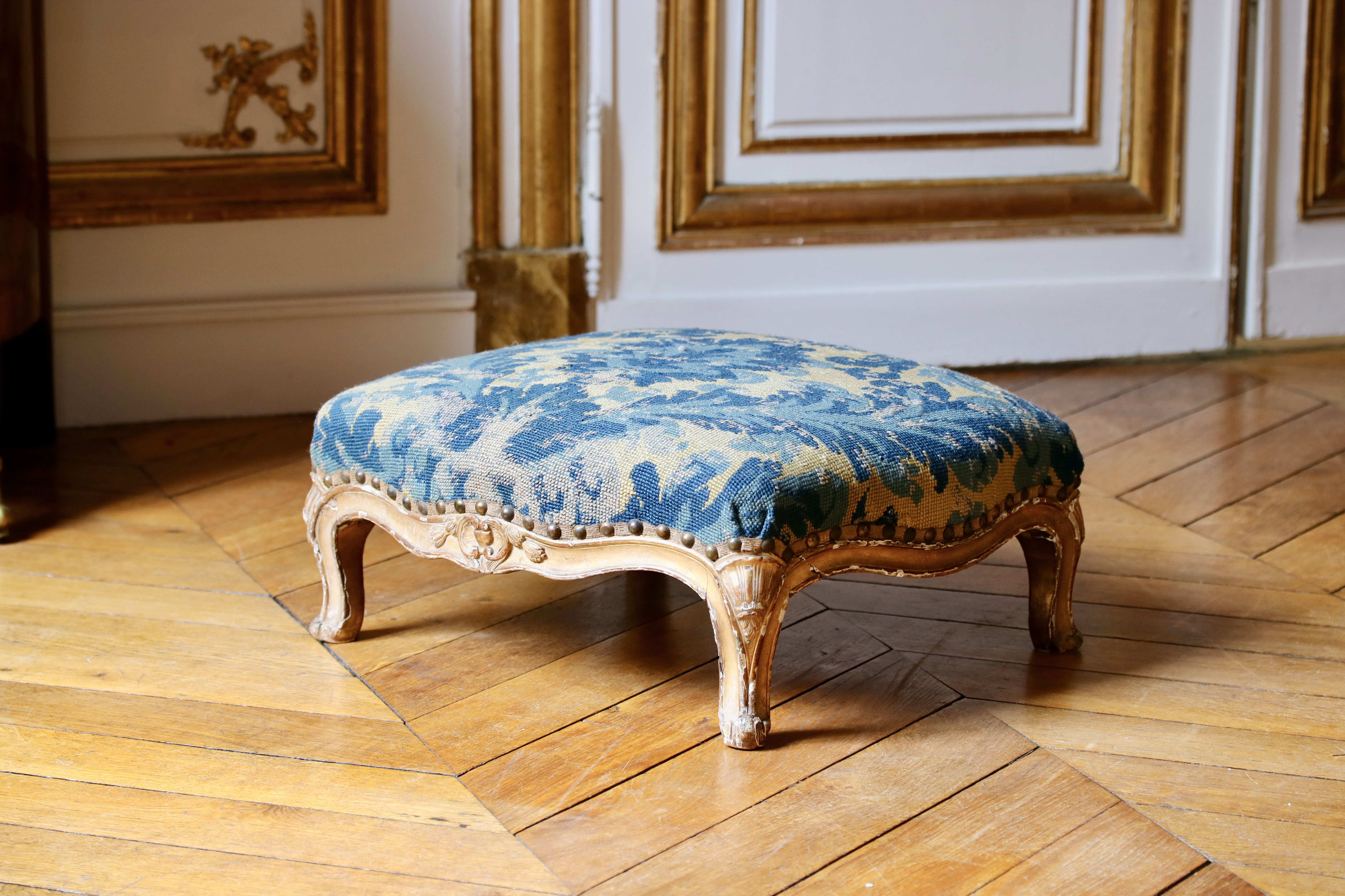 Petit tabouret de pied en bois doré