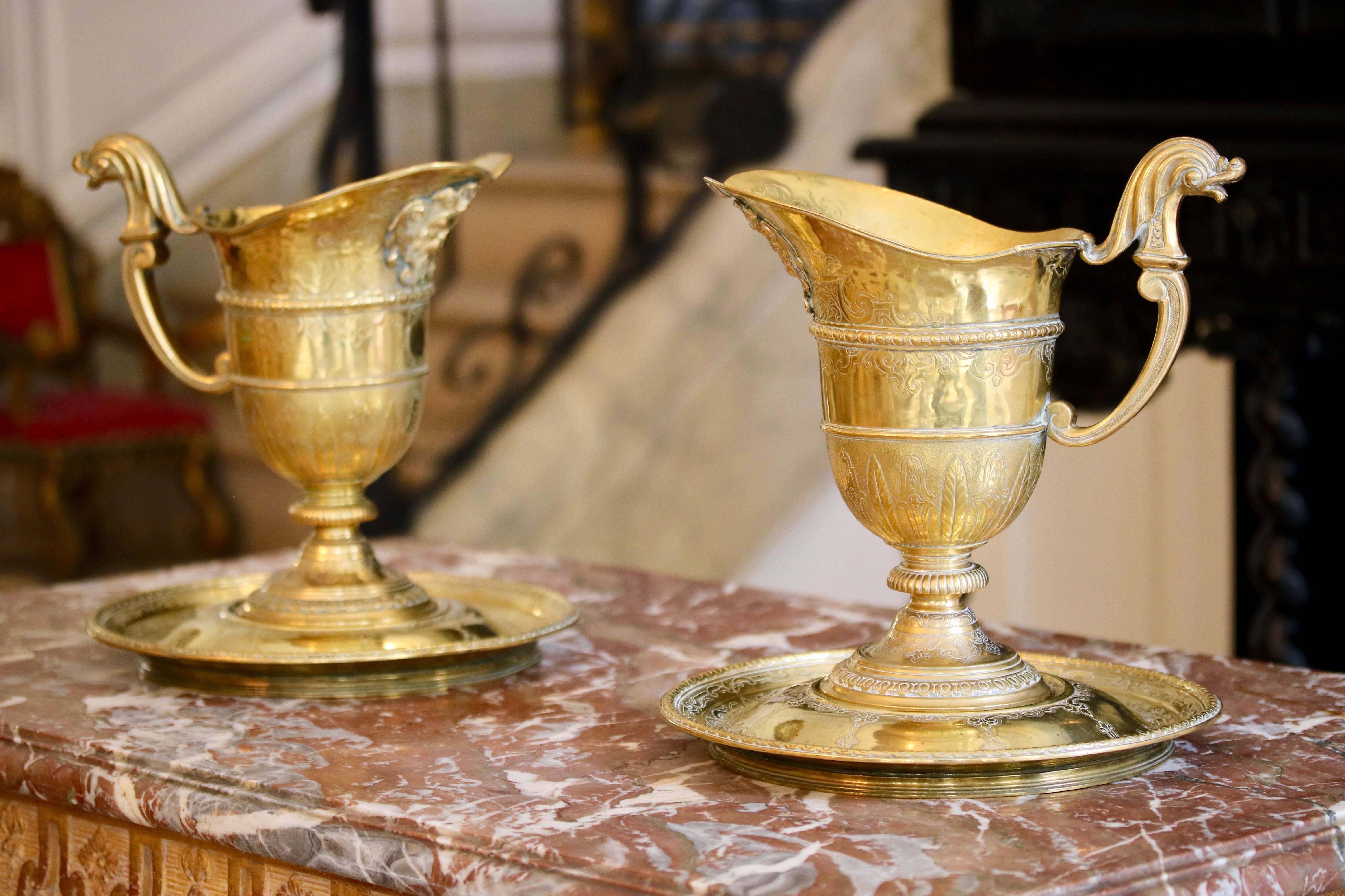 Paire d'aiguières et leurs plateaux en laiton poli