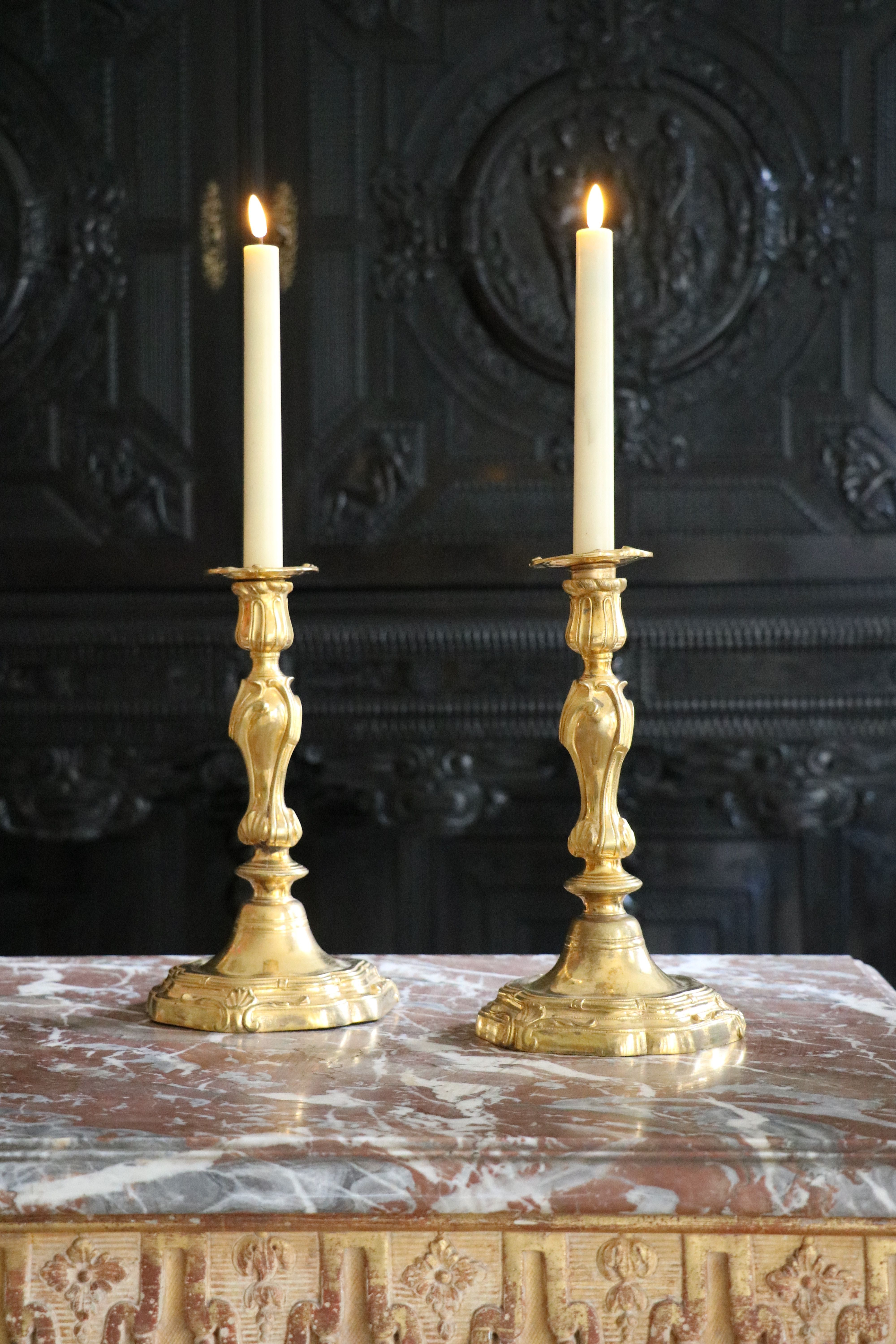 Paire de bougeoirs en bronze doré