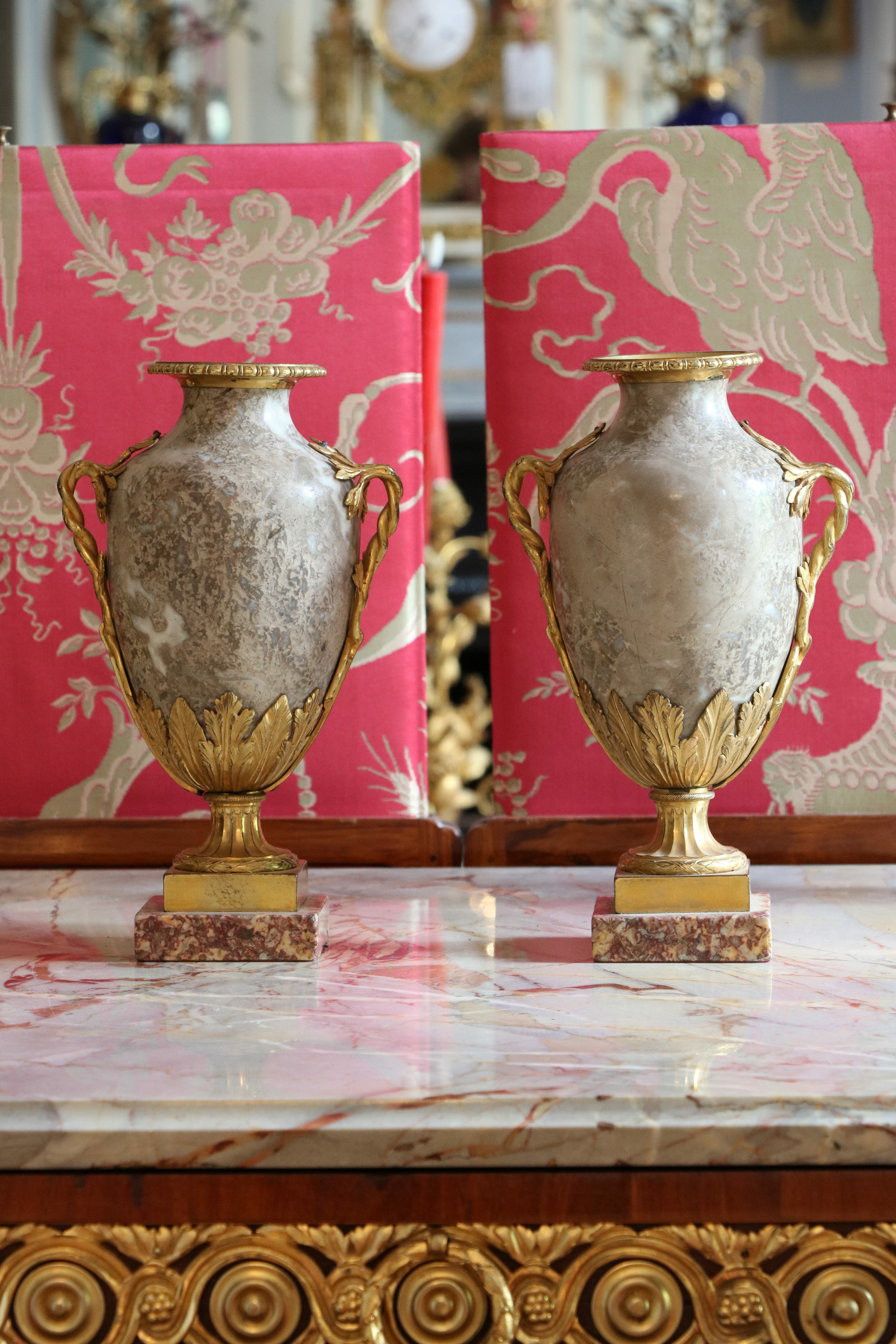  Paire de vases d'époque Louis XVI, en marbre Napoléon grand mélange, avec monture en bronze doré