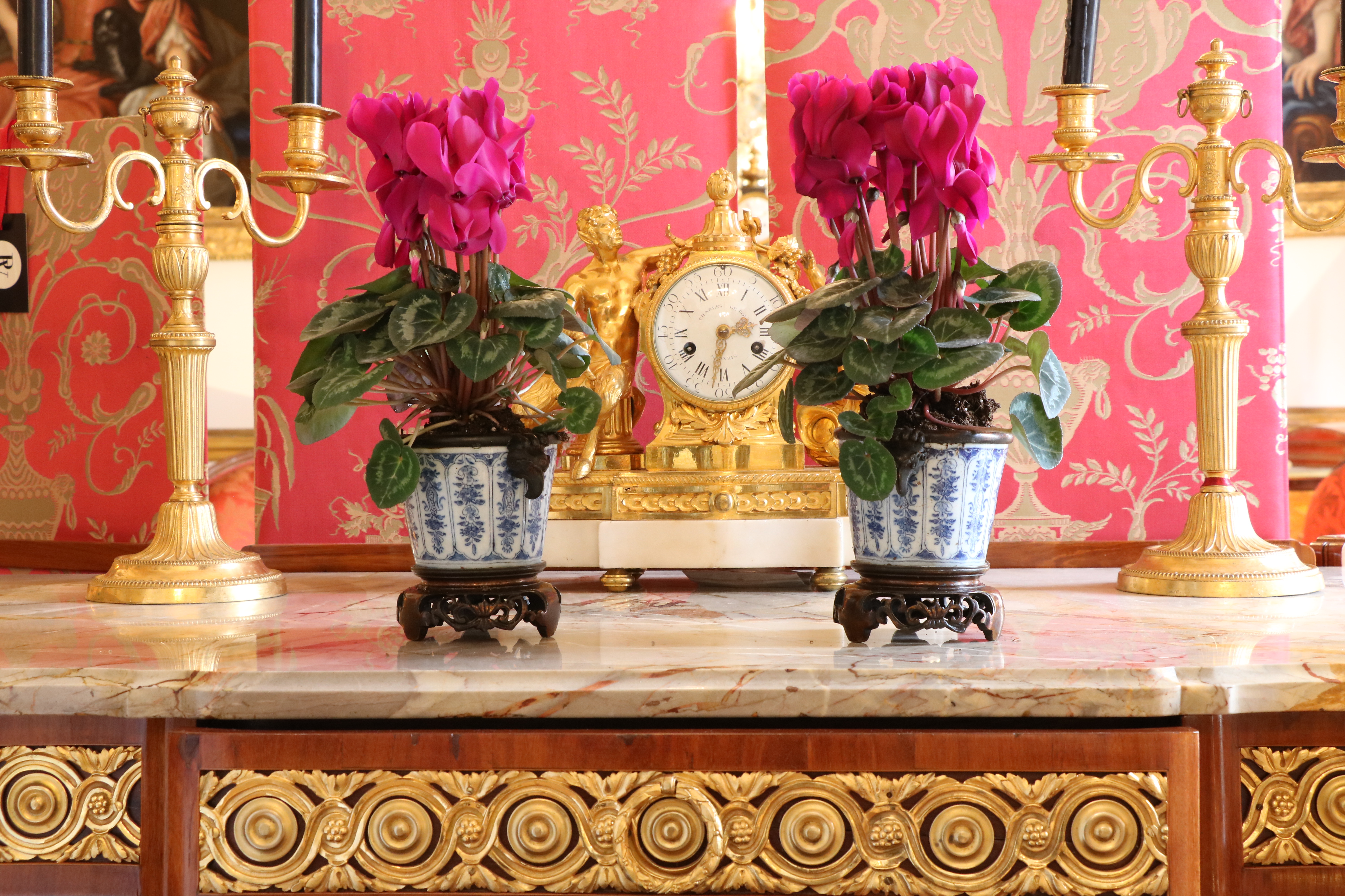 Paire de petits vases en faïence de Delft montée sur bronze