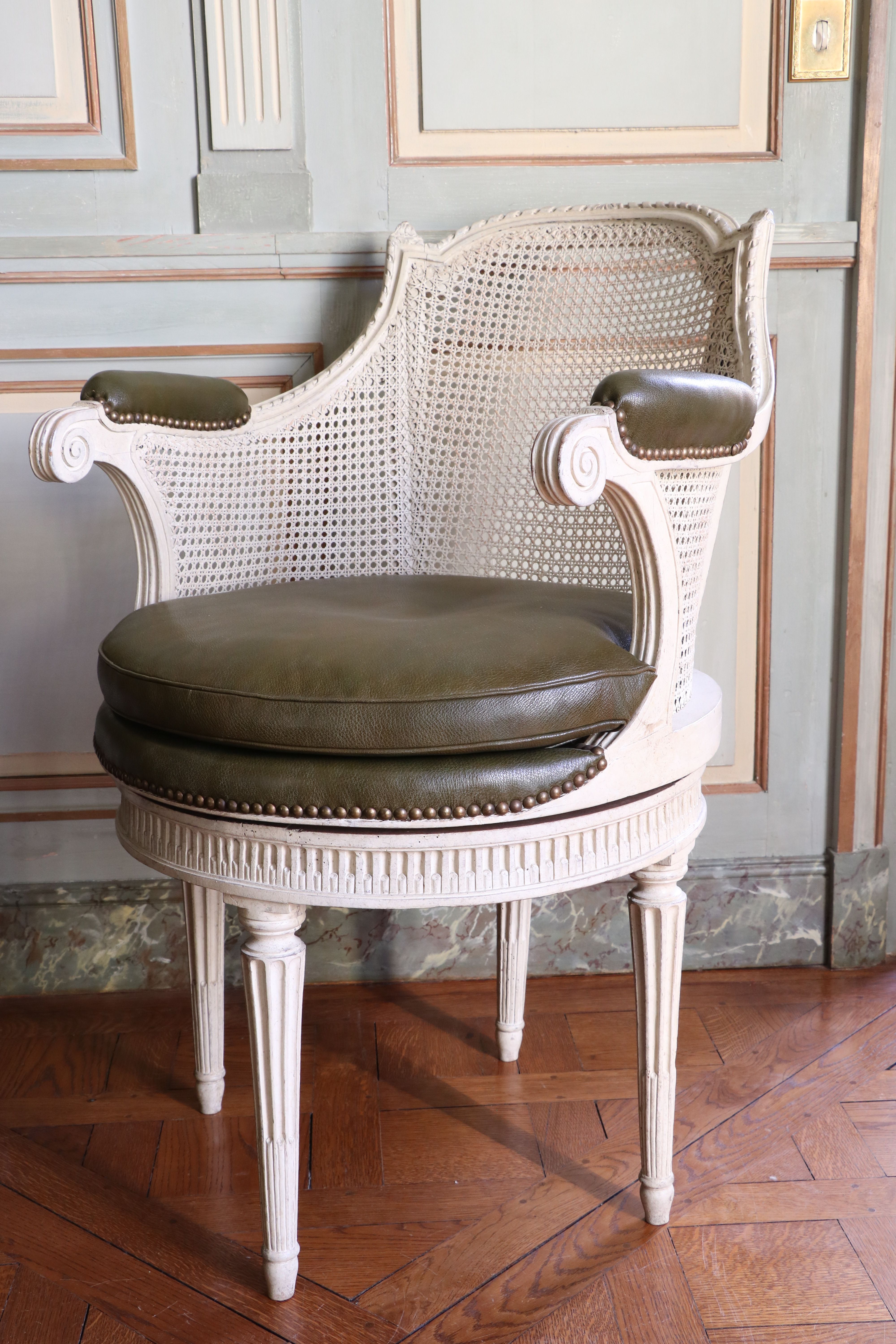 Fauteuil de cabinet à assise tournante, d'Époque Louis XVI