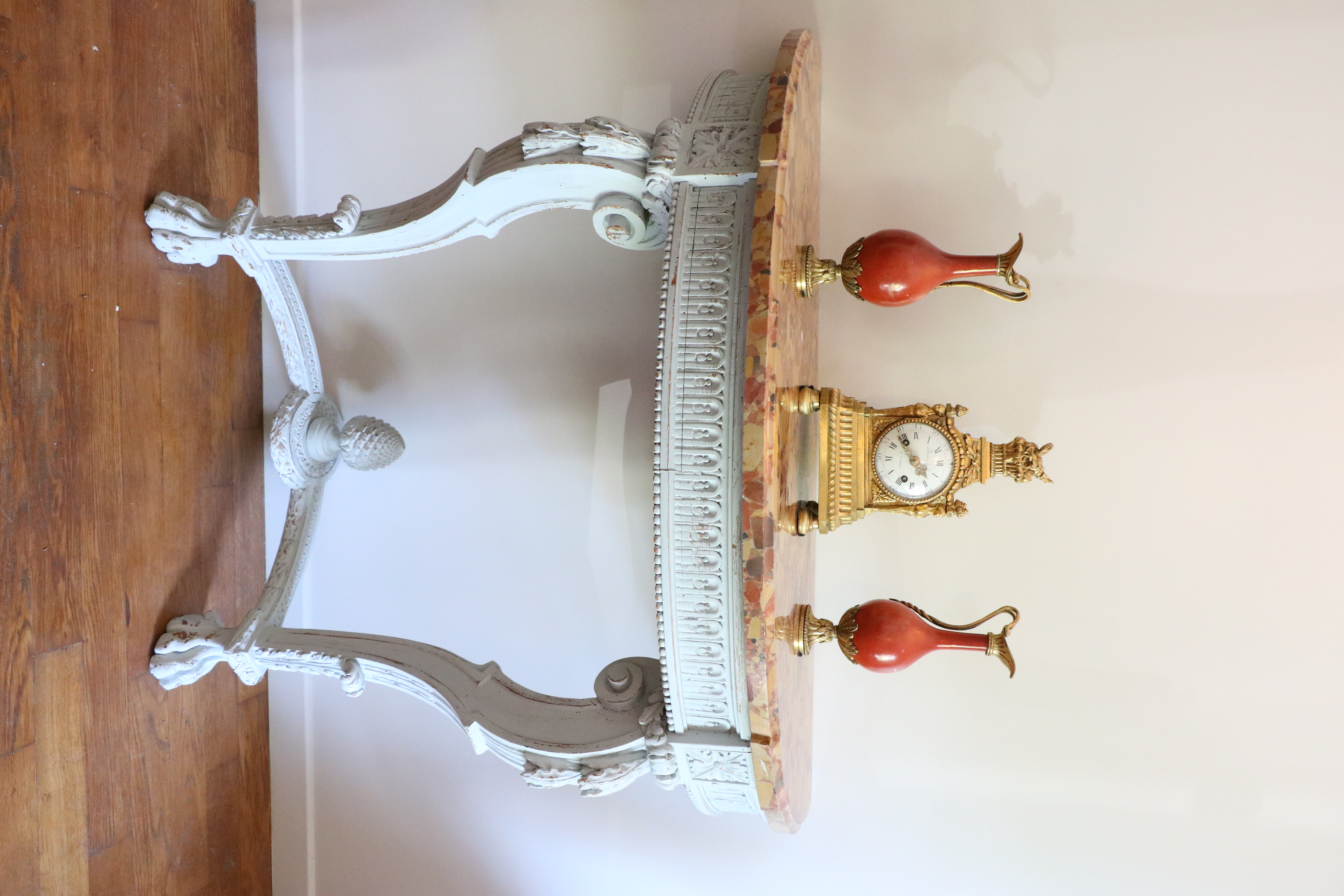 Console Louis XVI en bois laqué mouluré et sculpté