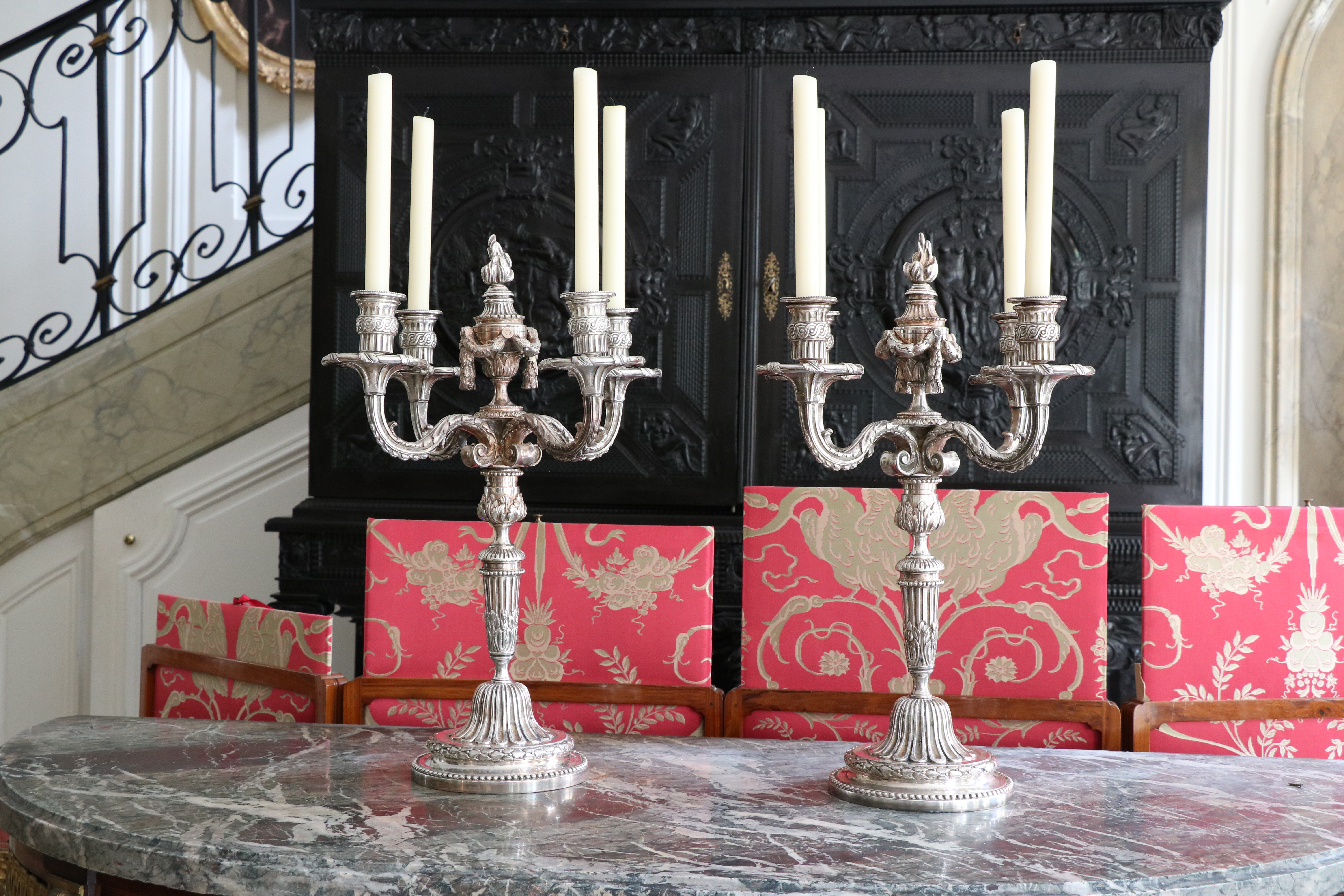 Paire de chandeliers en métal plaqué à quatre bras de lumières