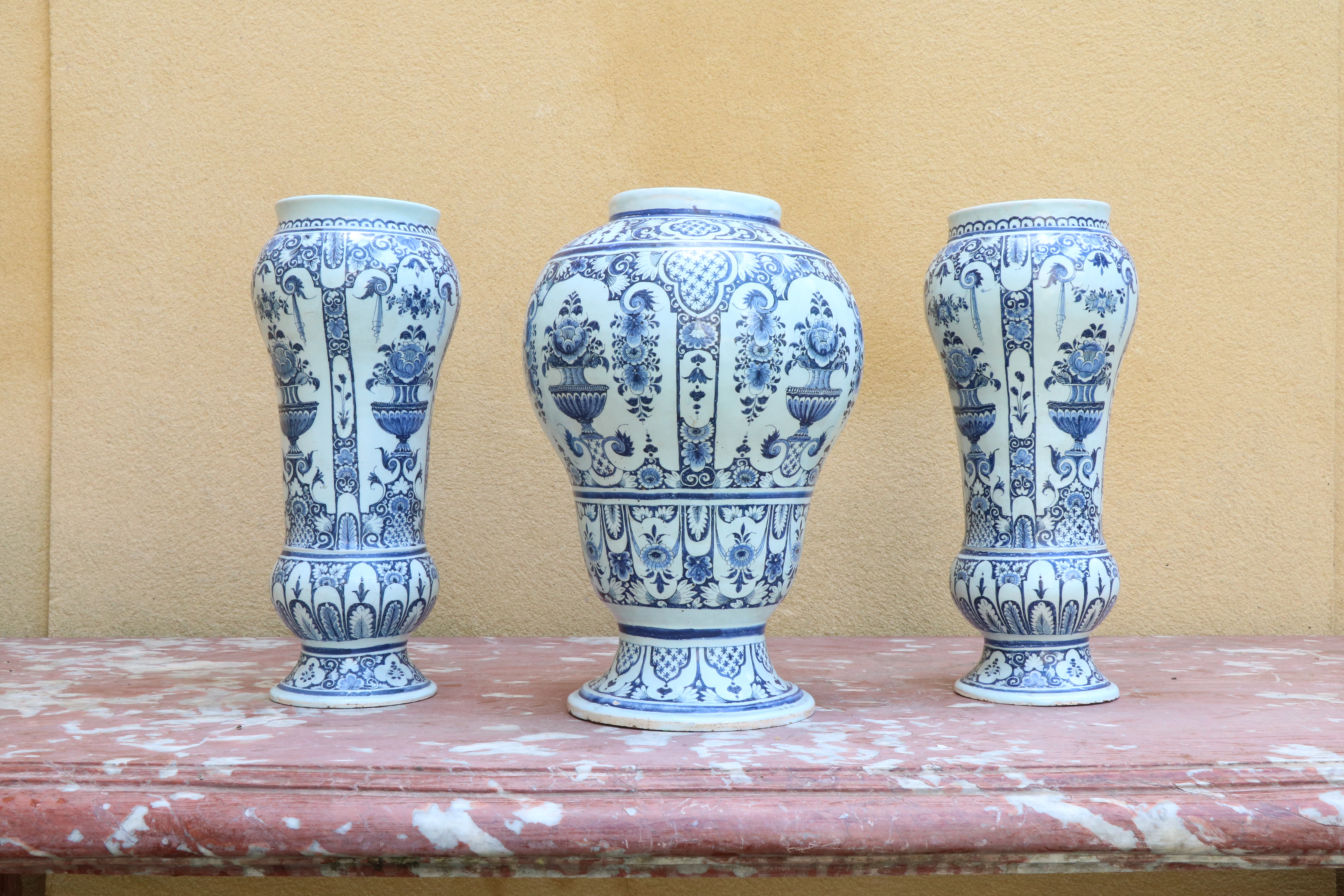Ensemble de trois vases en faïence de Rouen