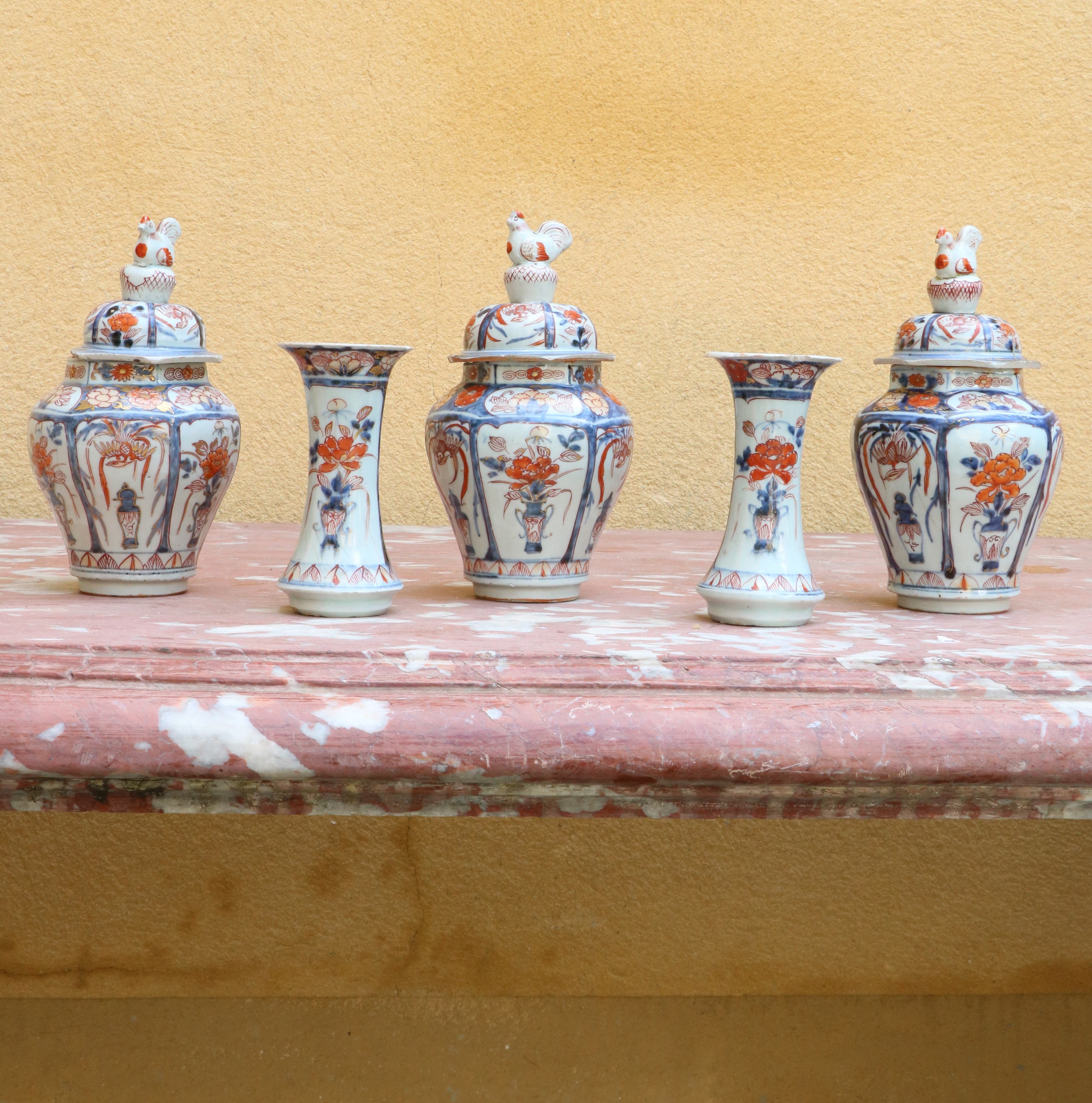 Suite de cinq vases japonais Imari XVIIème