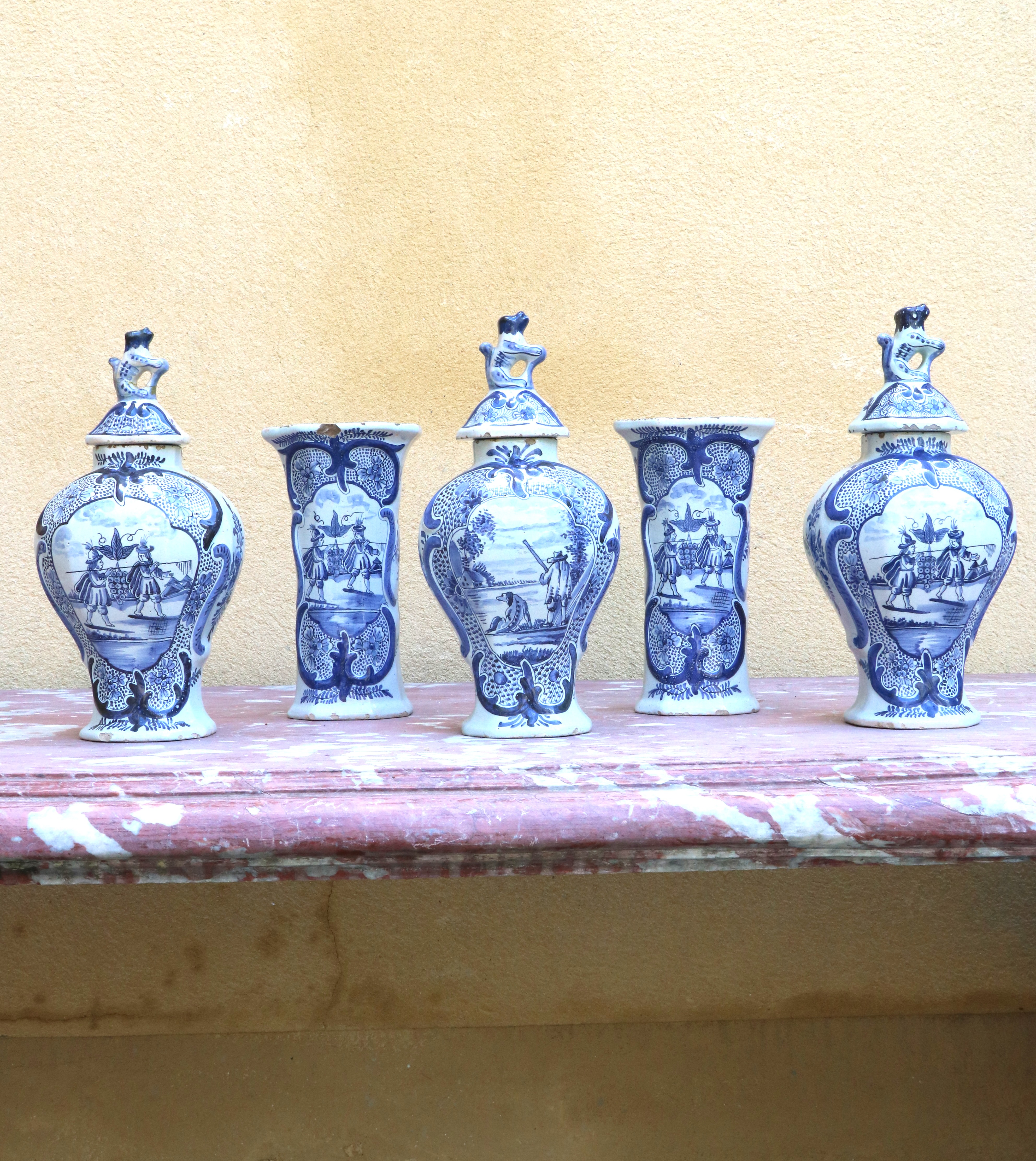 Suite de cinq vases en faïence de Delft de Hollande 