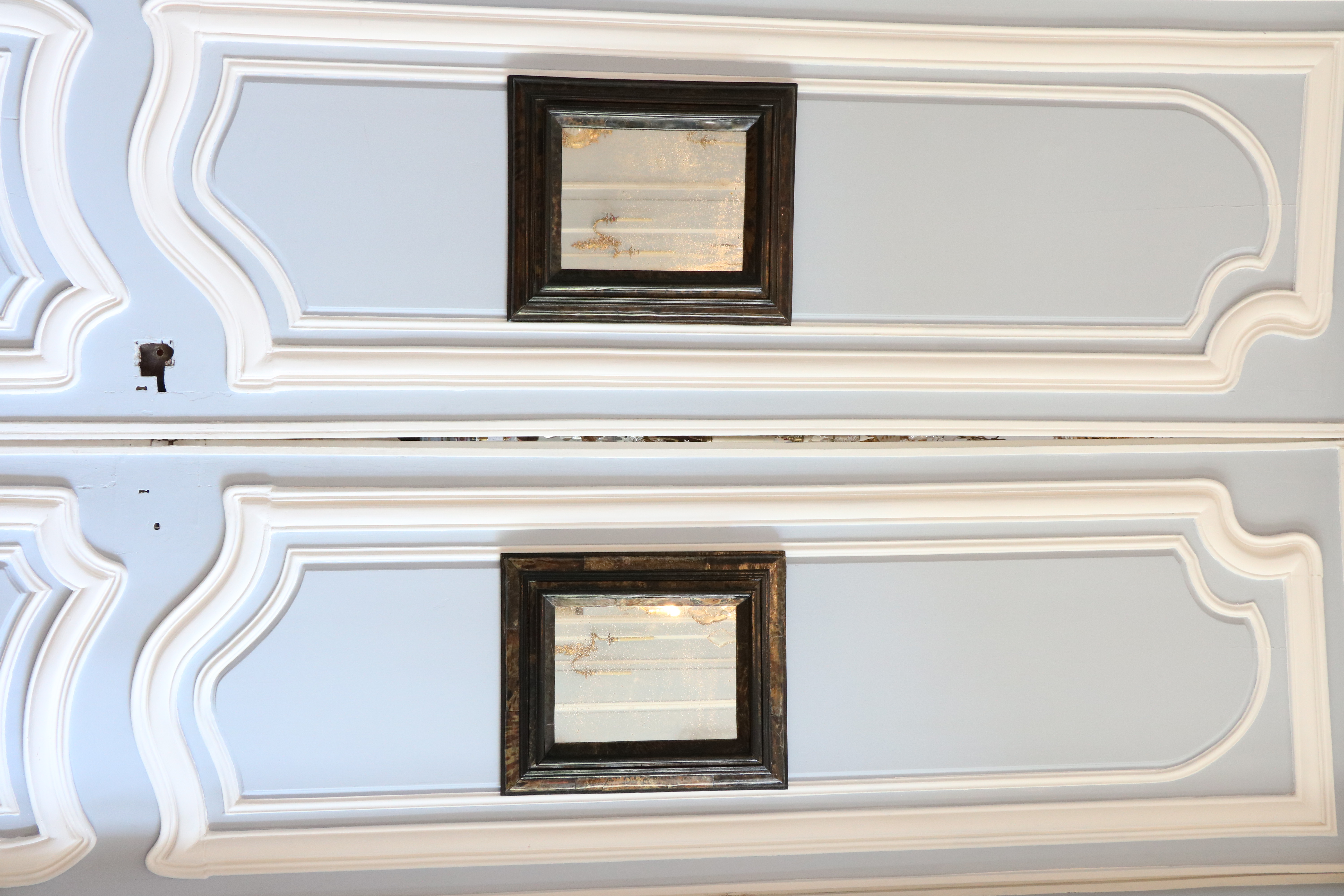 Paire de miroirs d’époque Louis XIV en ébène plaqué d’écailles de tortue