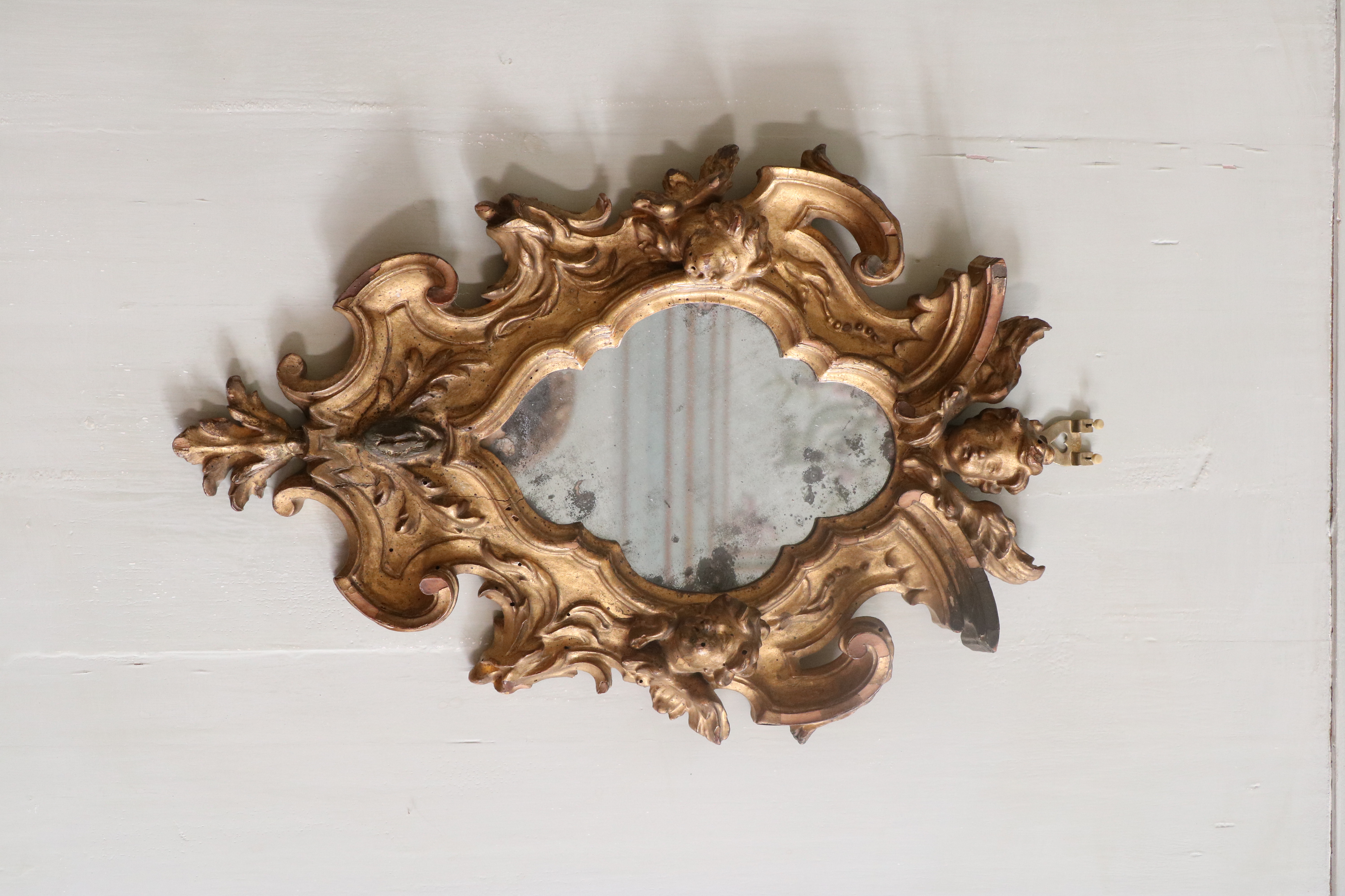 Miroir italien Louis XV en bois sculpté et doré