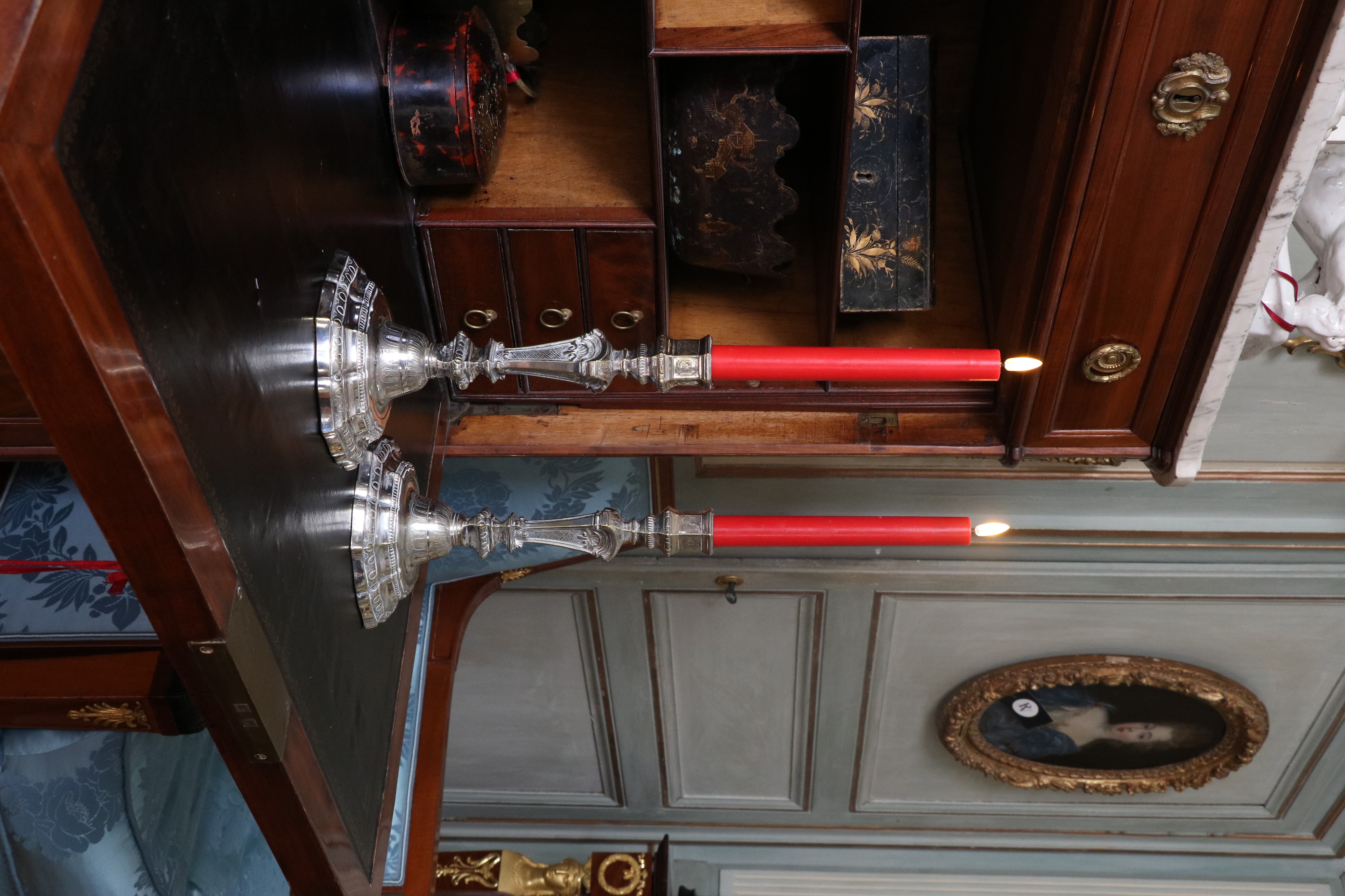 Paire de bougeoirs en métal argenté d’époque Louis XIV