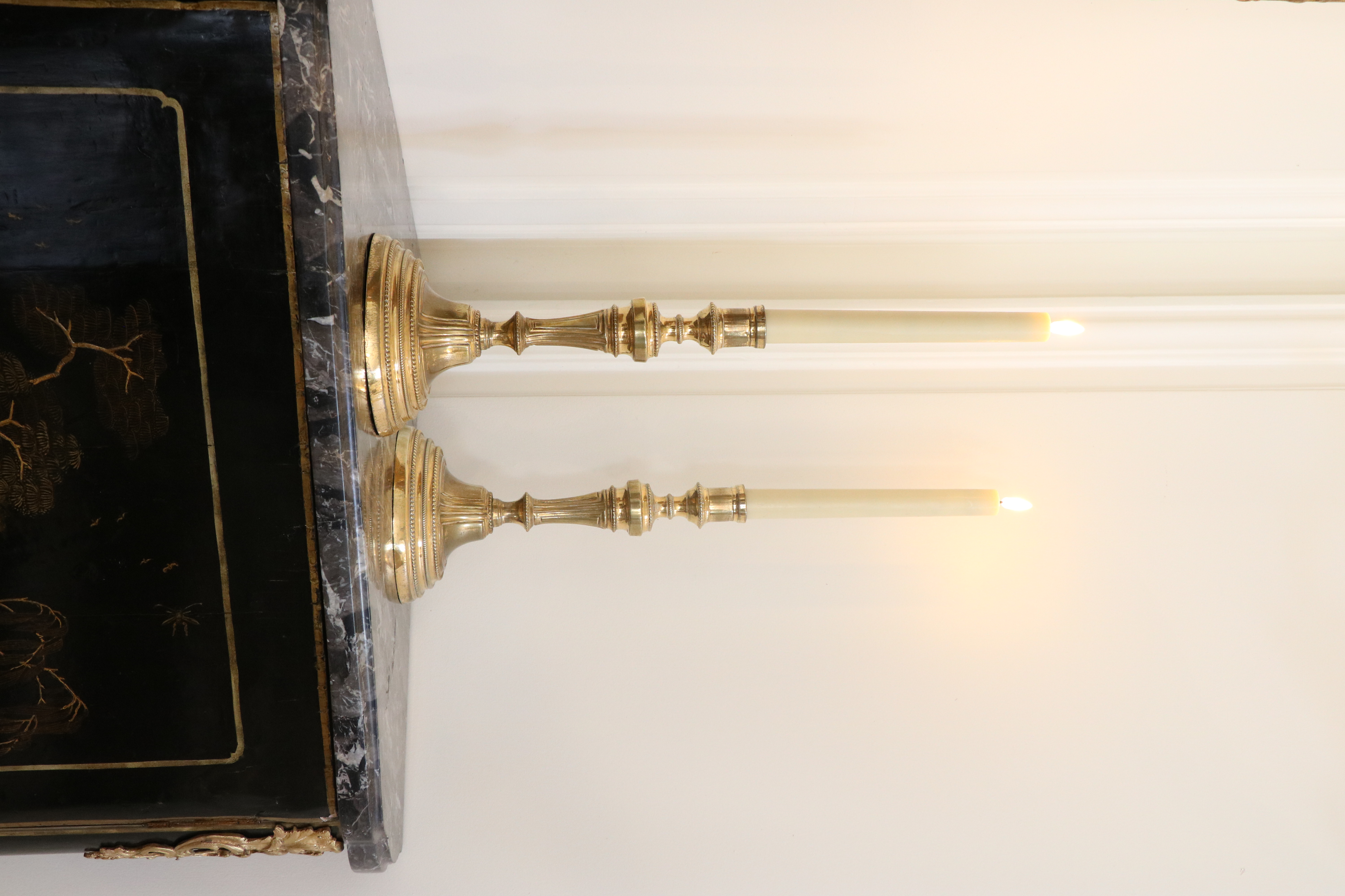 Paire de bougeoirs en bronze ciselé et doré d’époque Louis XVI