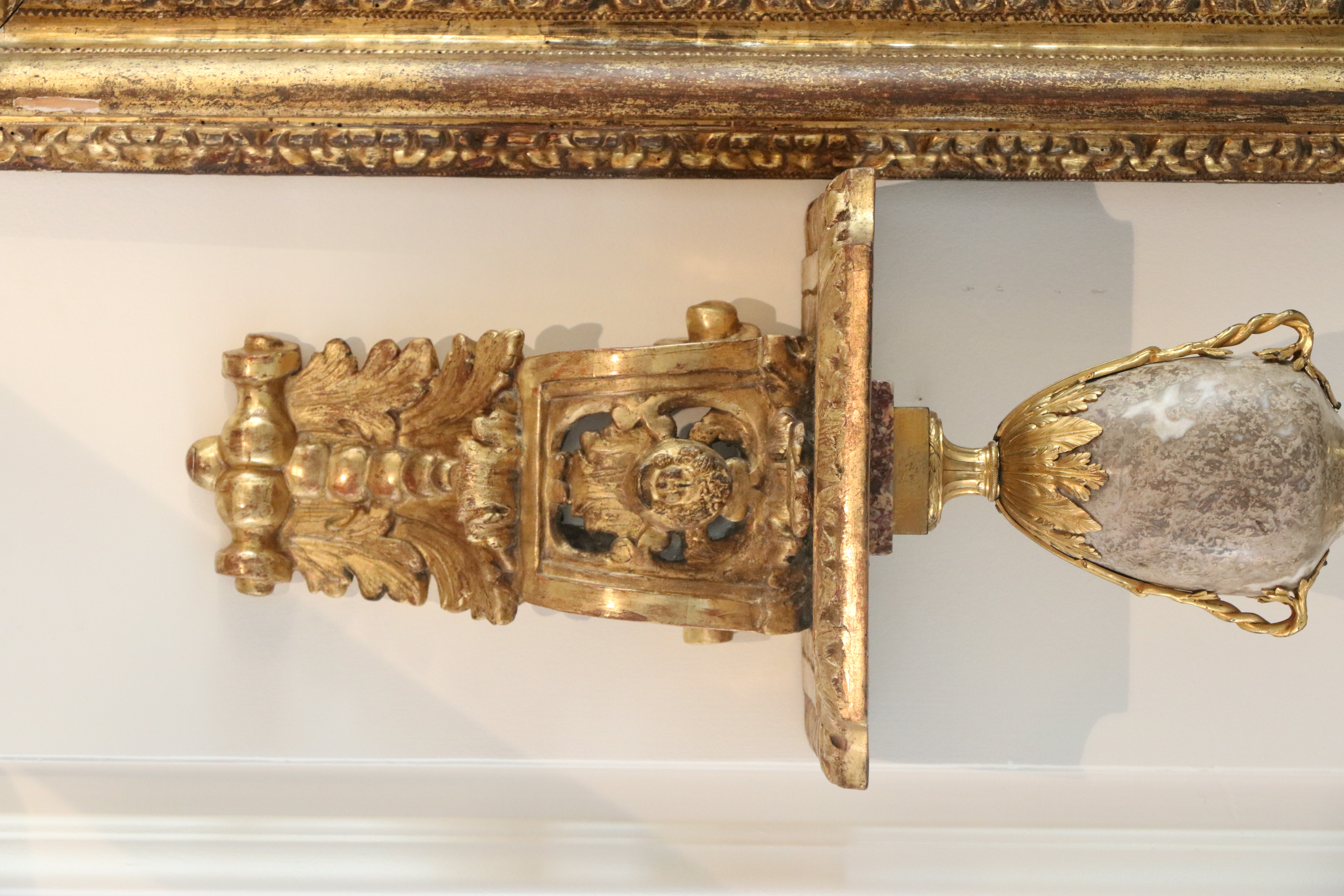 Paire de consoles en bois doré et sculpté d'époque Louis XIV