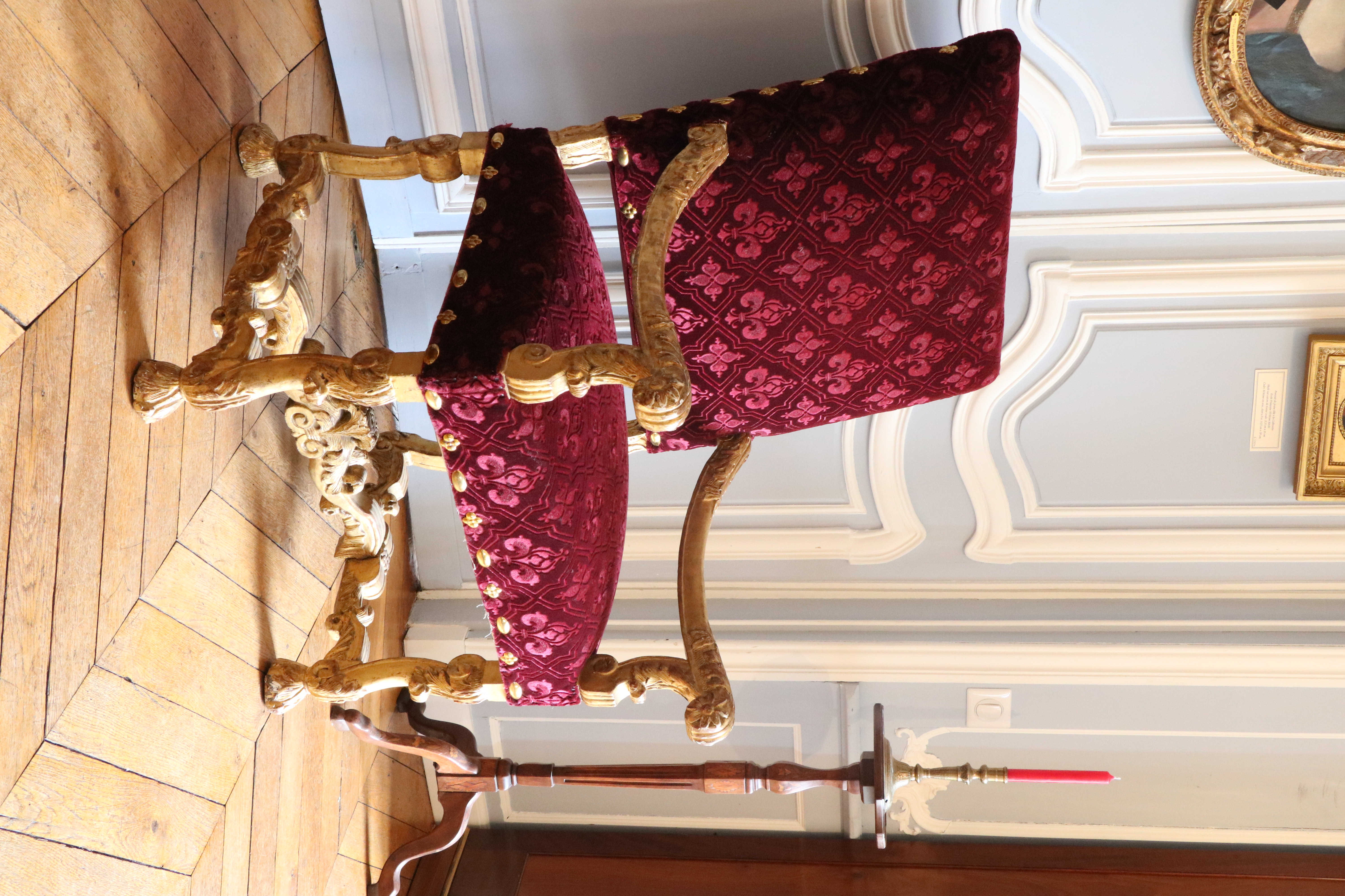 Fauteuil à dossier plat mouluré et sculpté d'époque Louis XIV