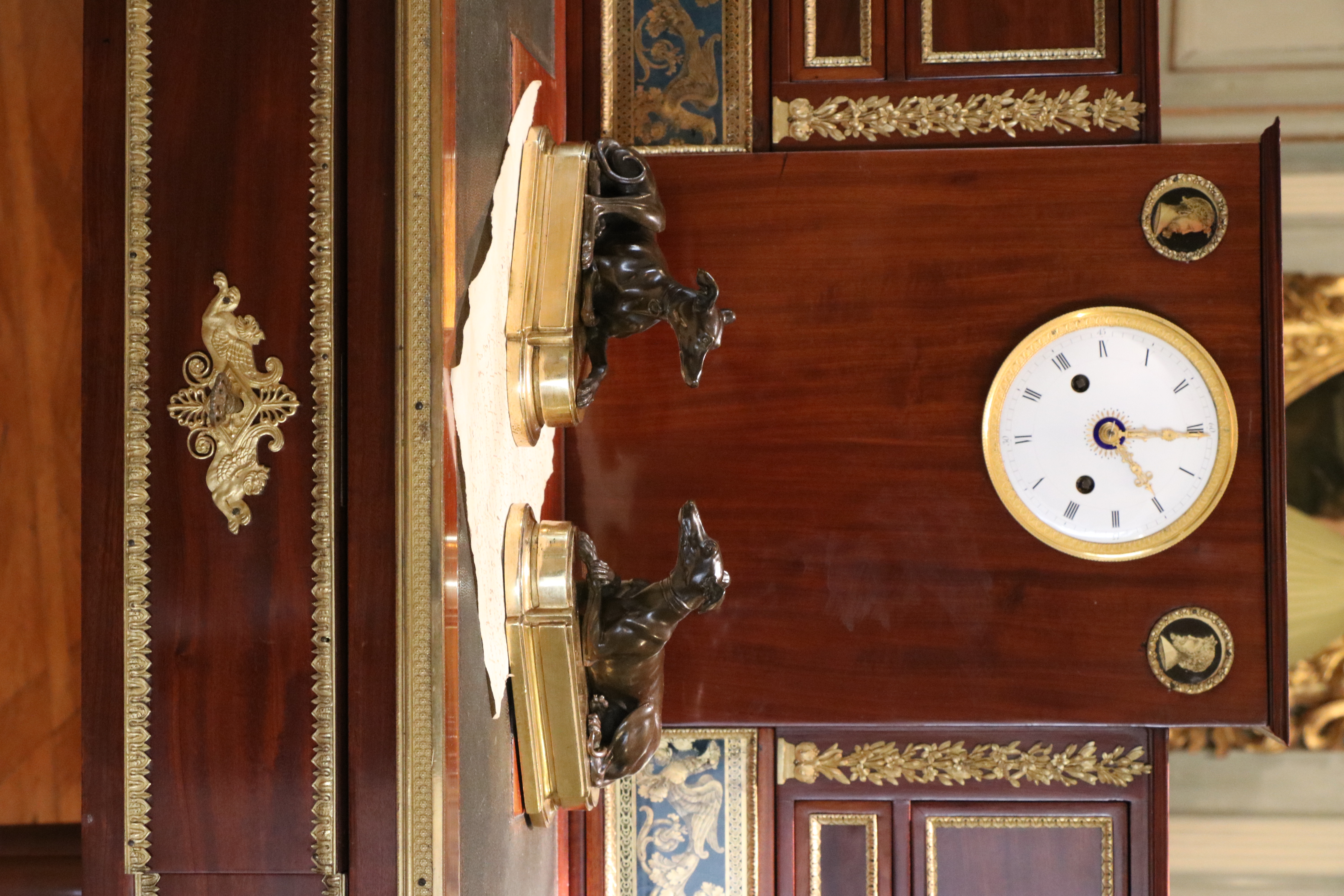 Paire de plaques à papier représentant deux lévriers