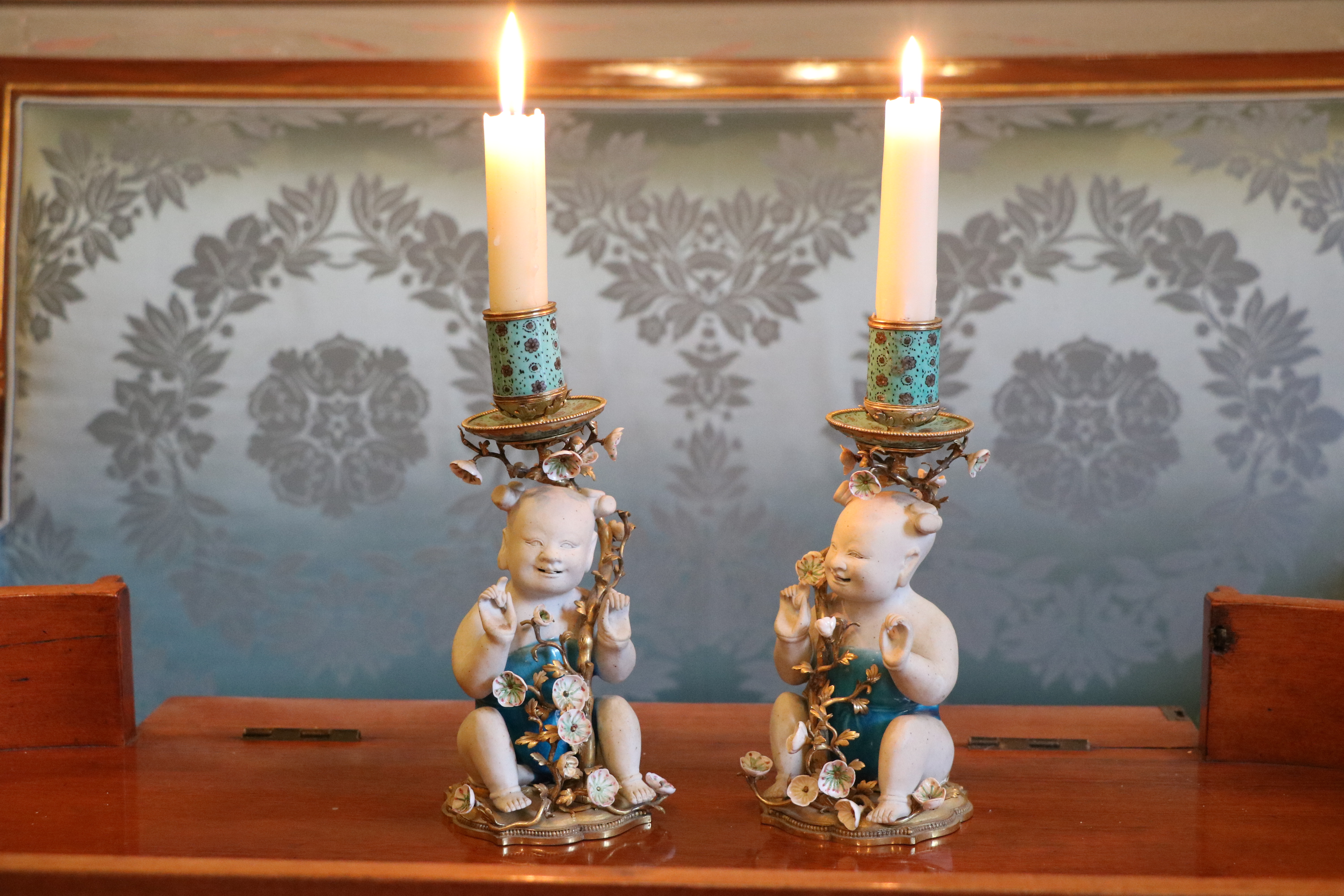 paire de bougeoirs Régence en porcelaine de Chine montée en bronze doré