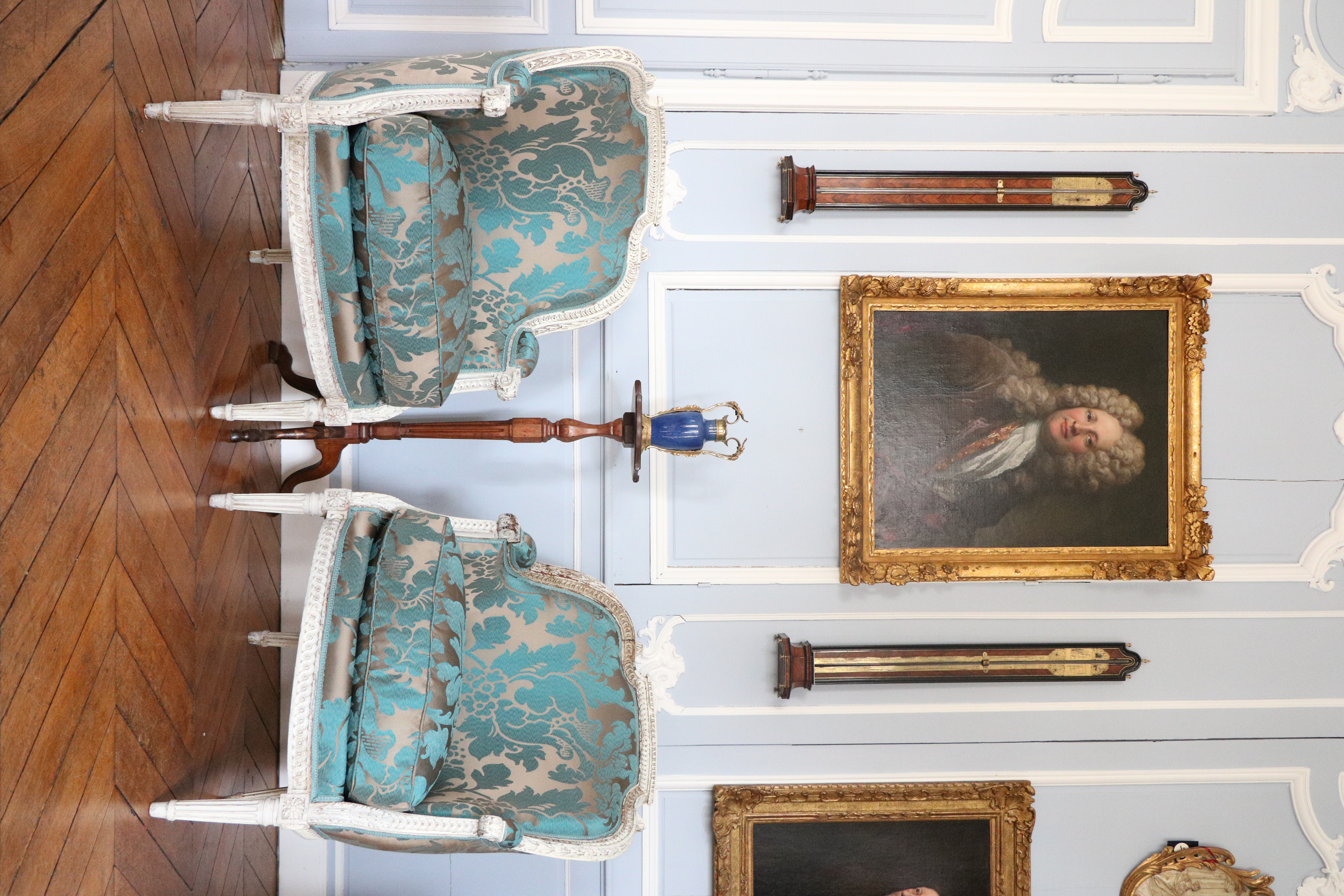 Paire de bergères à dossier en chapeau de gendarme d'Epoque Louis XVI