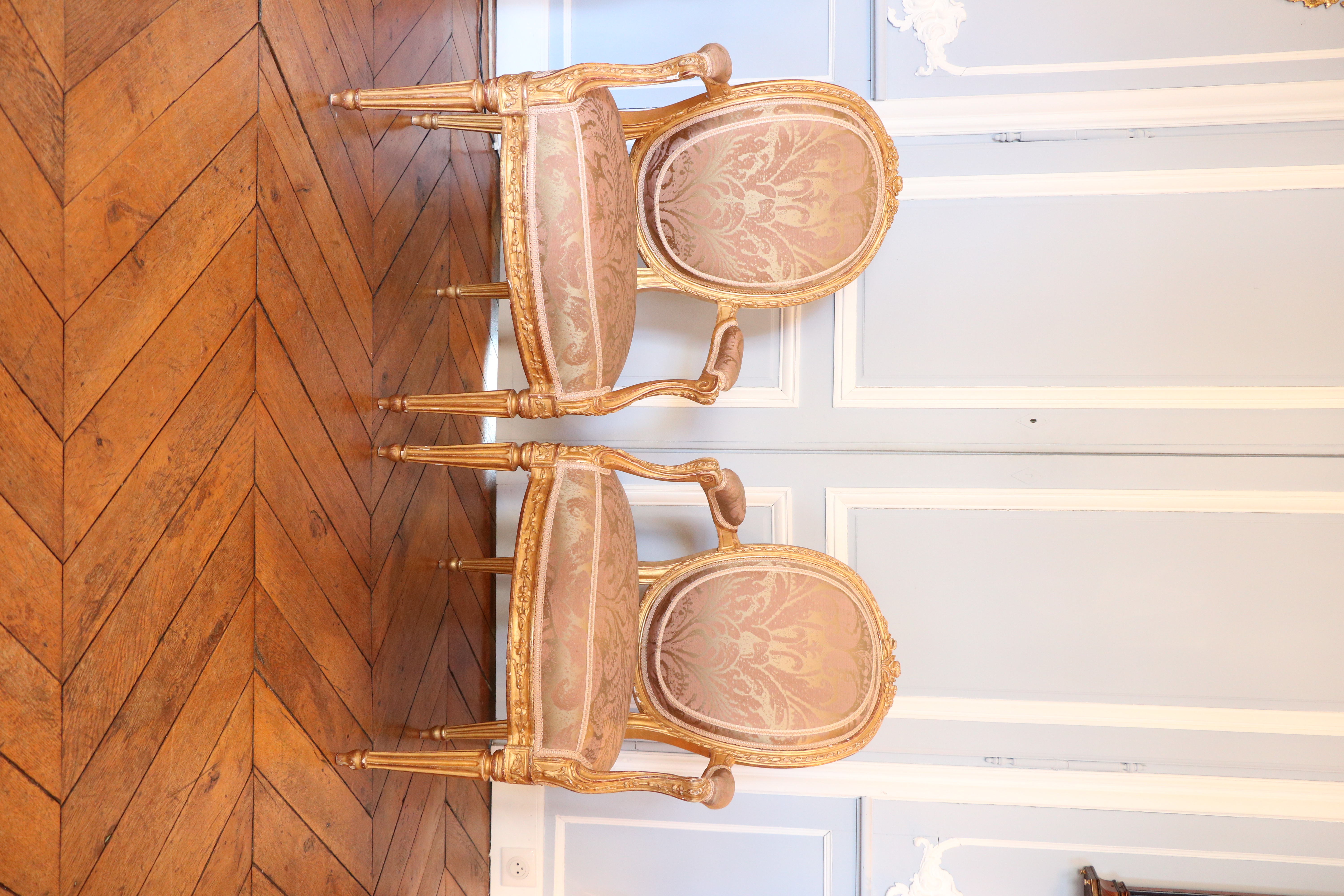 Paire de fauteuils à dossier médaillon d'époque Transition estampillés Pierre Bernard