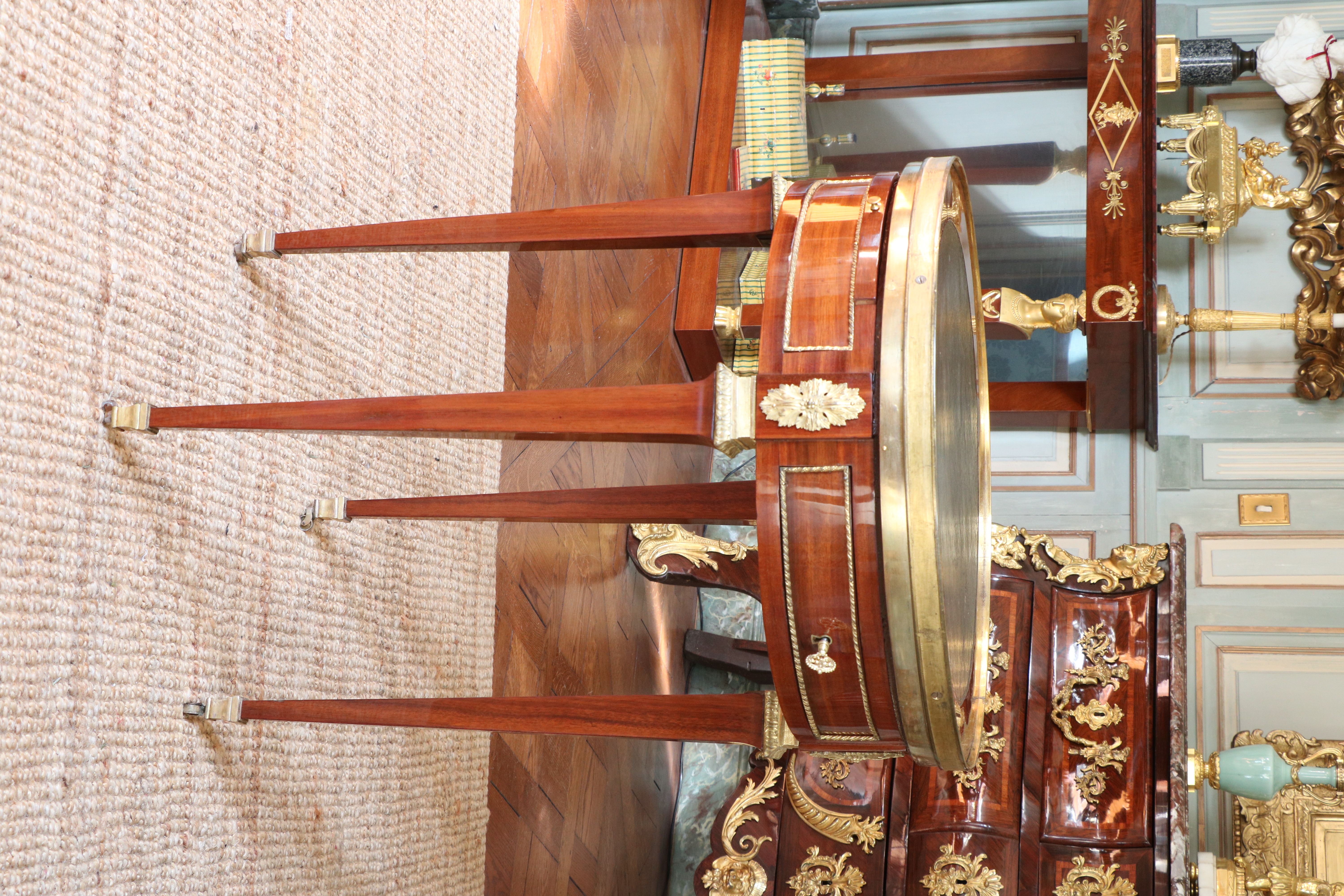 Table bouillotte en acajou estampillée C. TOPINO et JME