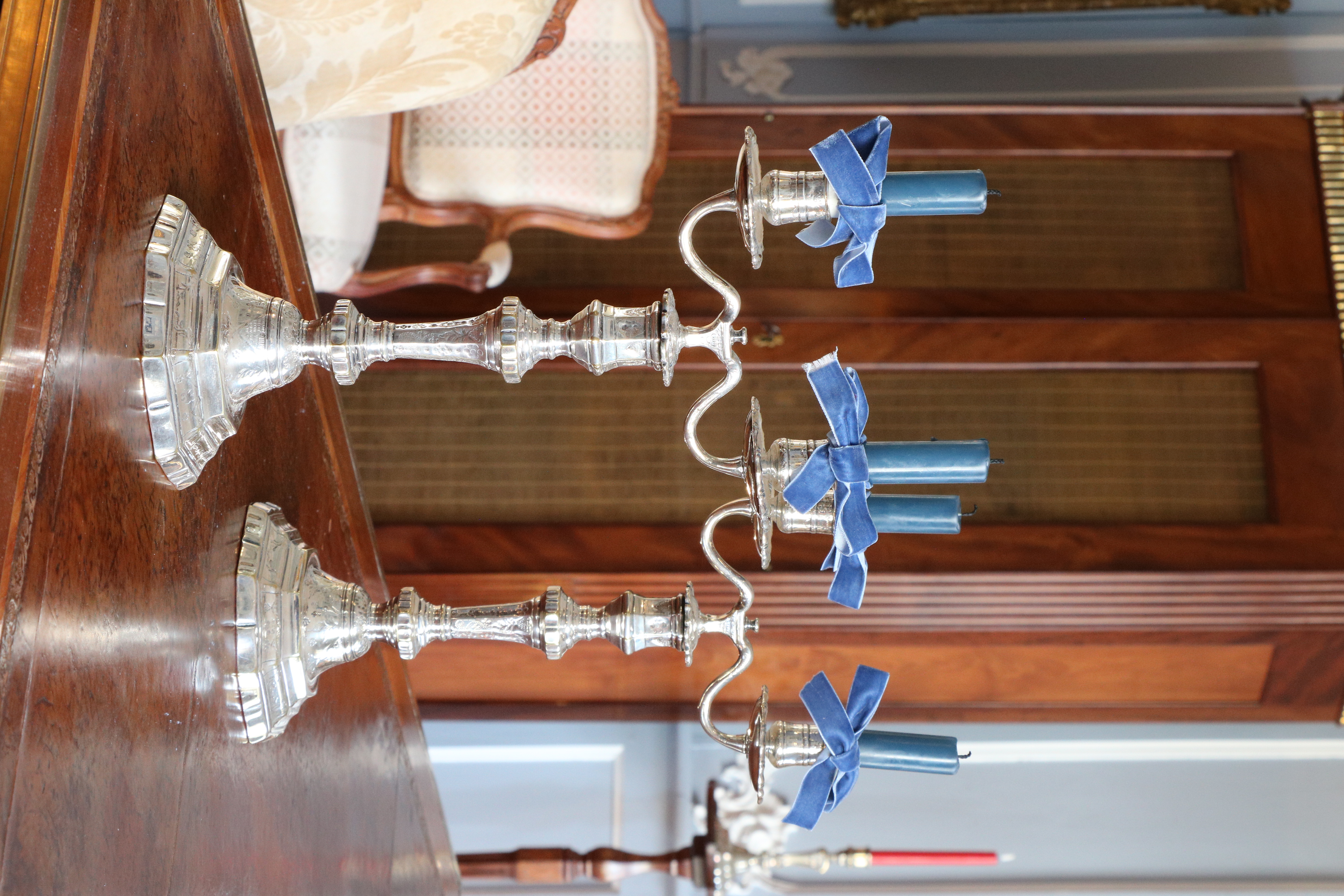 Paire de chandeliers en métal plaqué