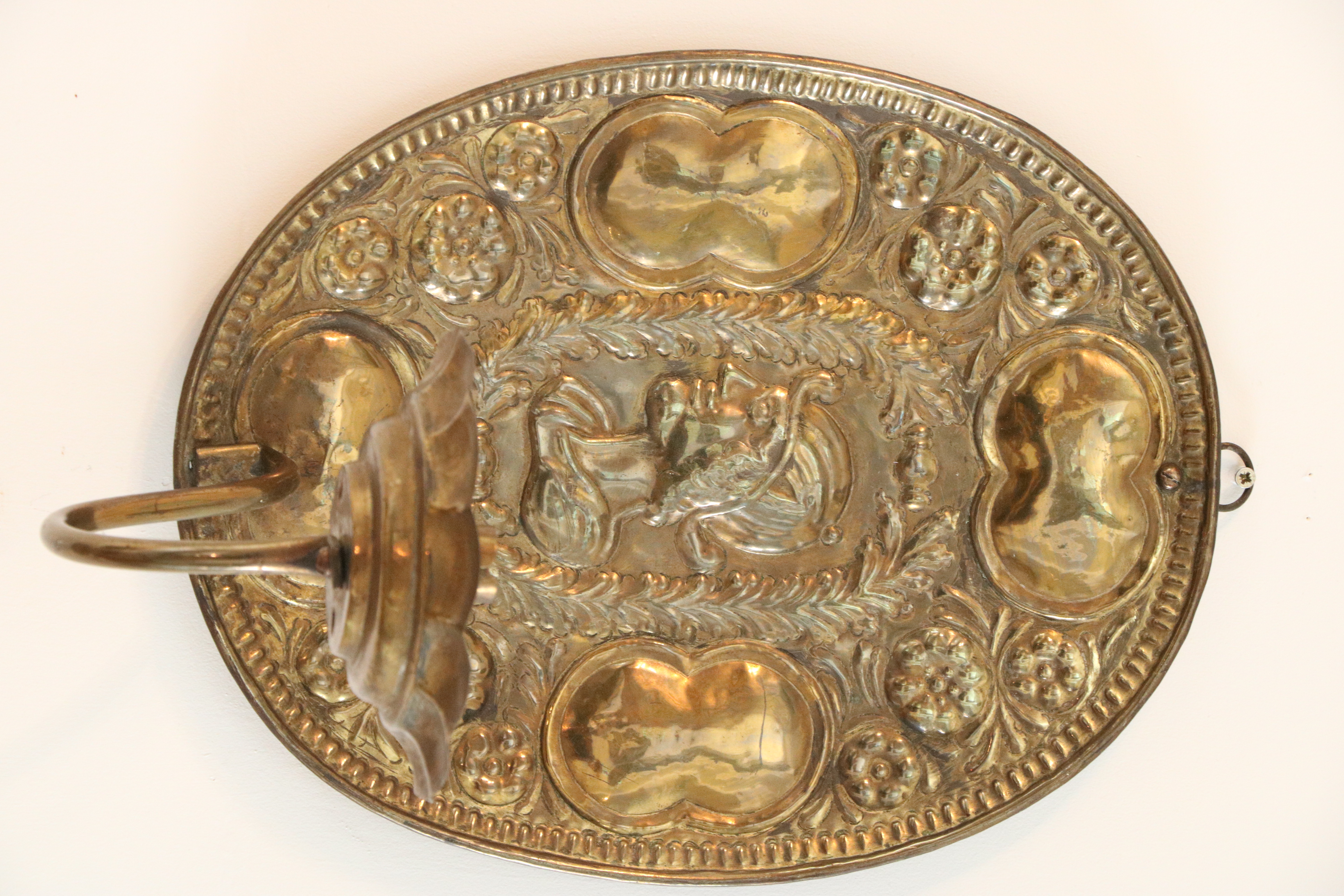 Paire de réflecteurs en laiton repoussé