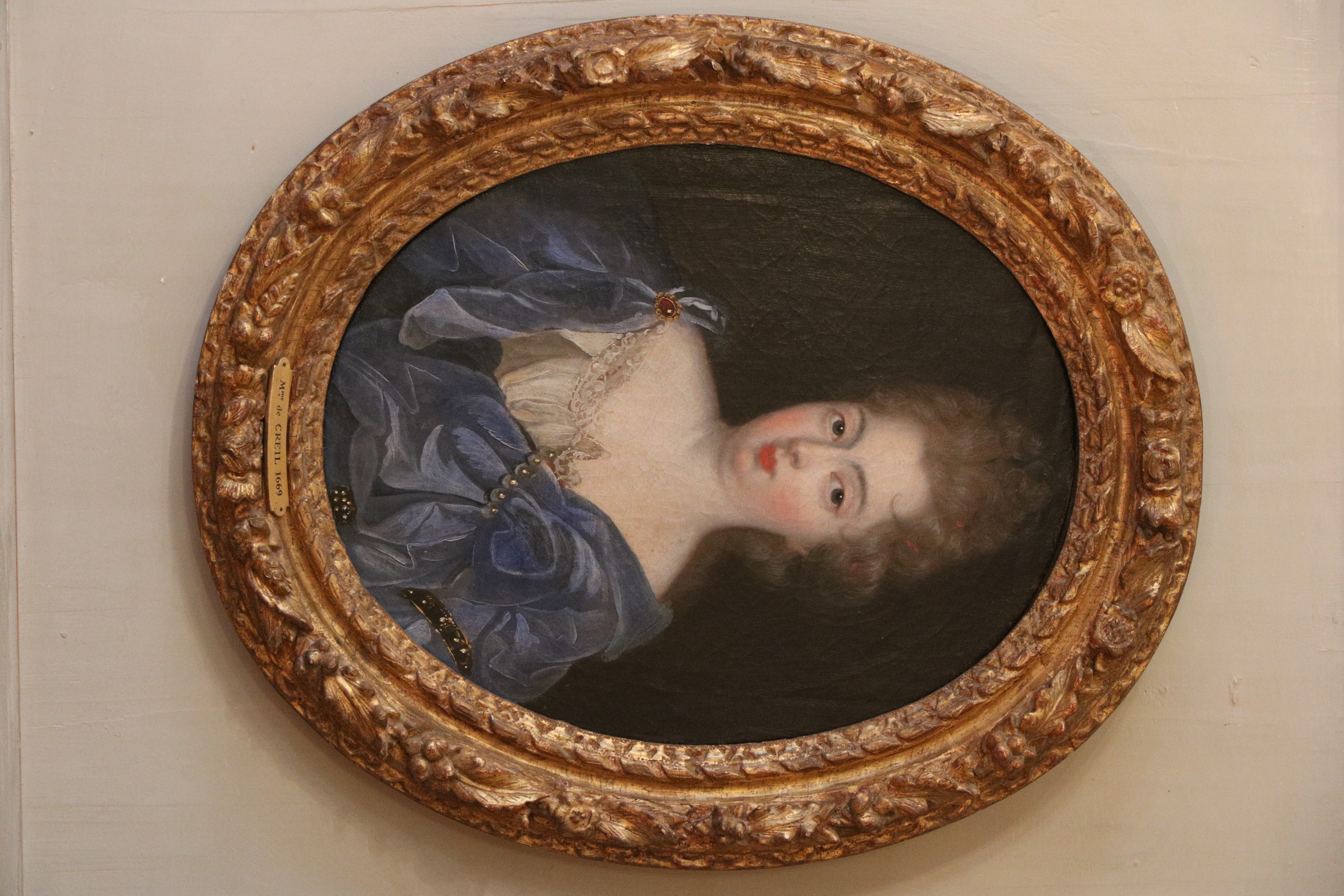 Portrait ovale de Madame de Creil, daté de 1669 