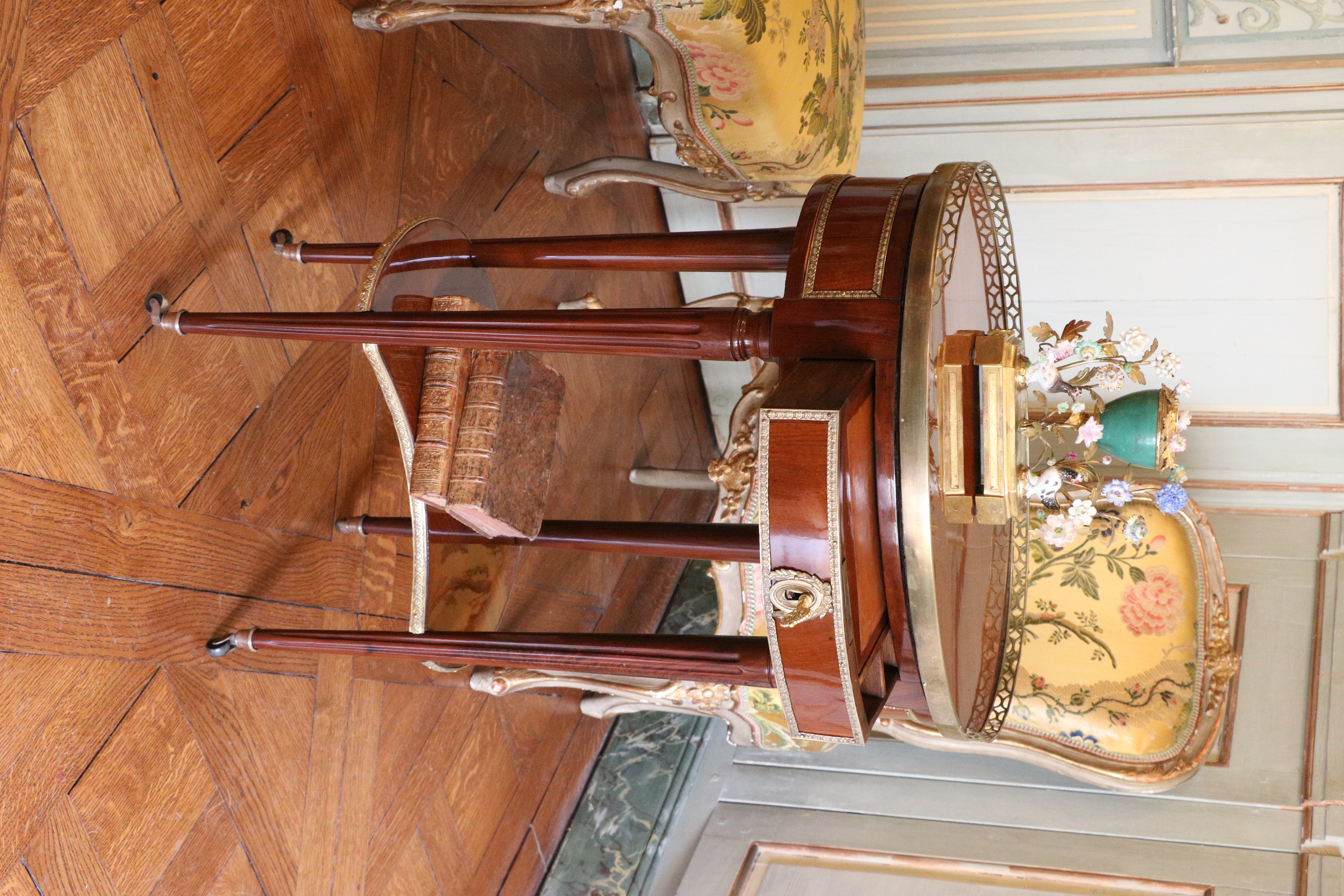 Table de salon en acajou Louis XVI