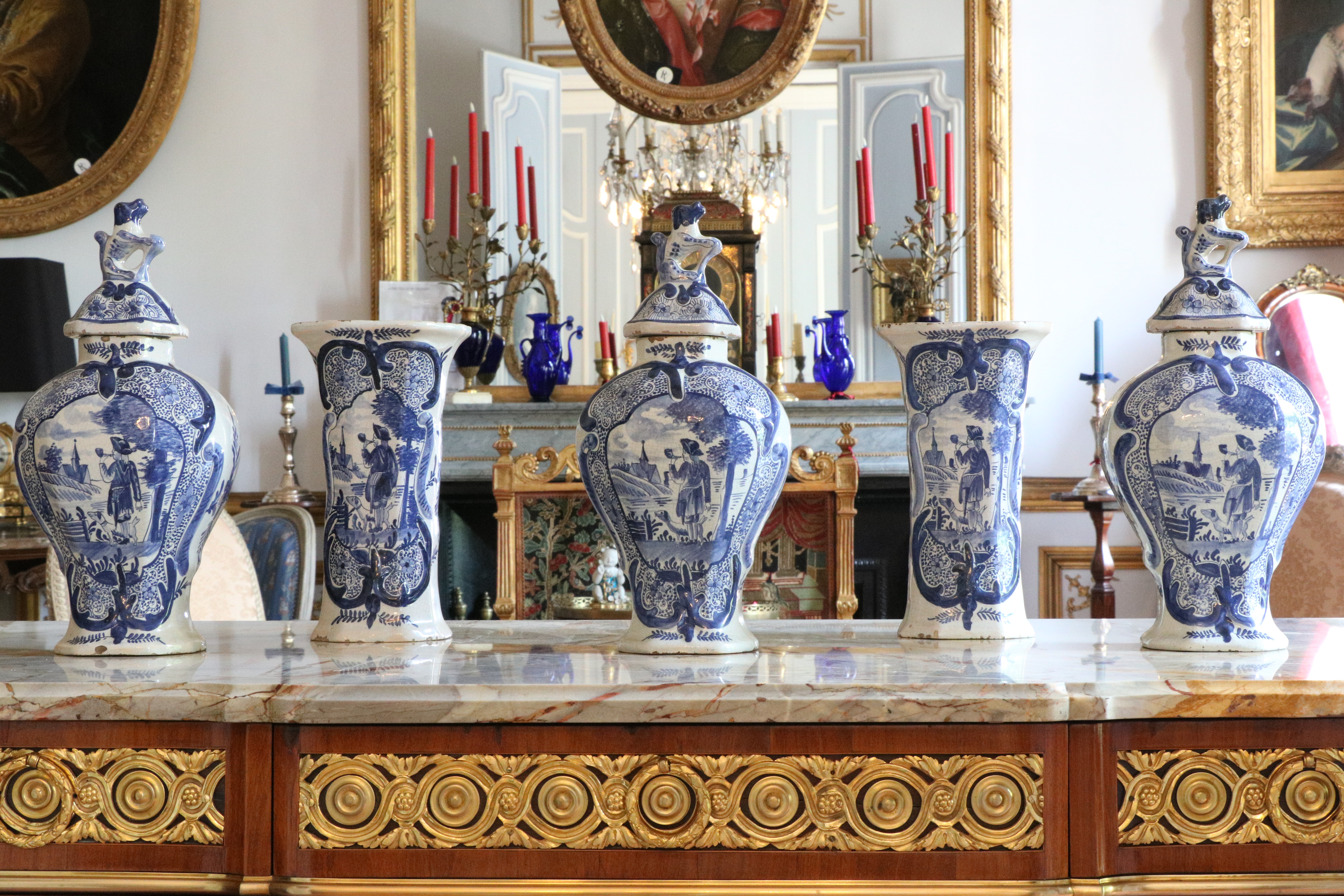 Suite de cinq vases en faïence de Delft