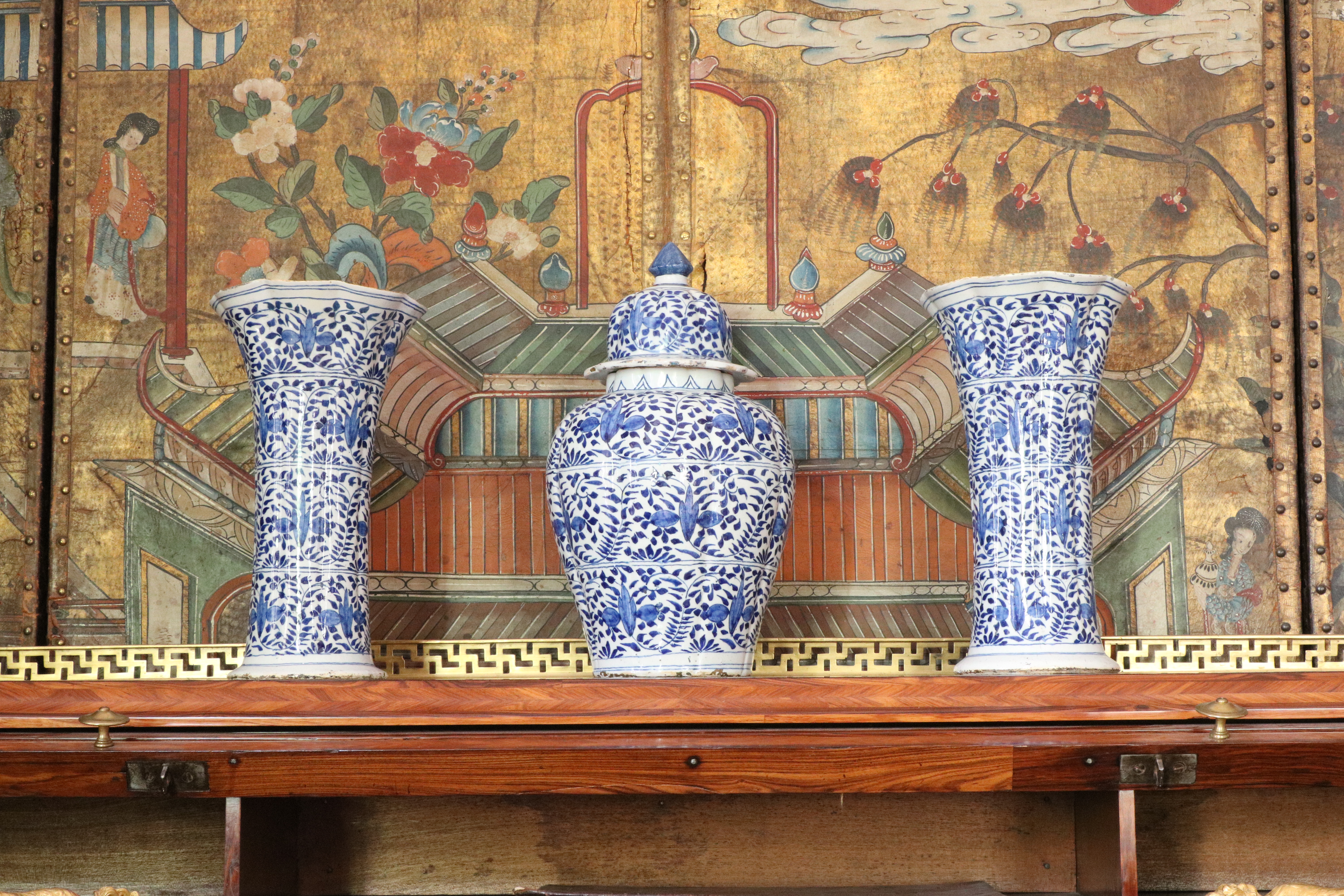 Suite de trois vases en faïence de Delft